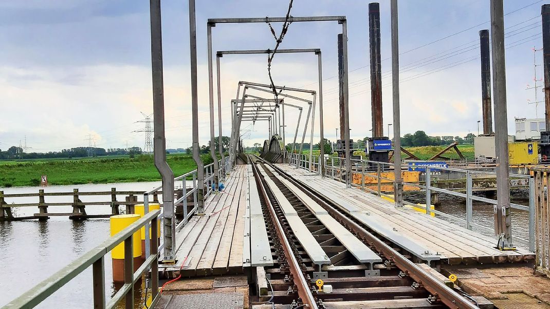 23. Juli 2024, Niedersachsen, Elsfleth: Die beschädigte Ersatzeisenbahnbrücke über der Hunte nach einer Kollision mit einem Tankmotorschiff.