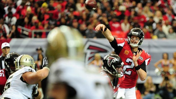 
                <strong>Atlanta Falcons</strong><br>
                Was Matt Ryan (Foto) zu leisten im Stande ist, zeigte er in der Falcons-Fabelsaison 2016, die erst in der Overtime im Super Bowl ein jähes Ende fand. Sein allererster Pass in der NFL war ein 62-Yard-Touchdown-Anspiel - "Matty Ice" at his best. In dieser Saison nimmt er mit den Atlanta Falcons einen neuen Anlauf - durchaus mit Erfolg.
              