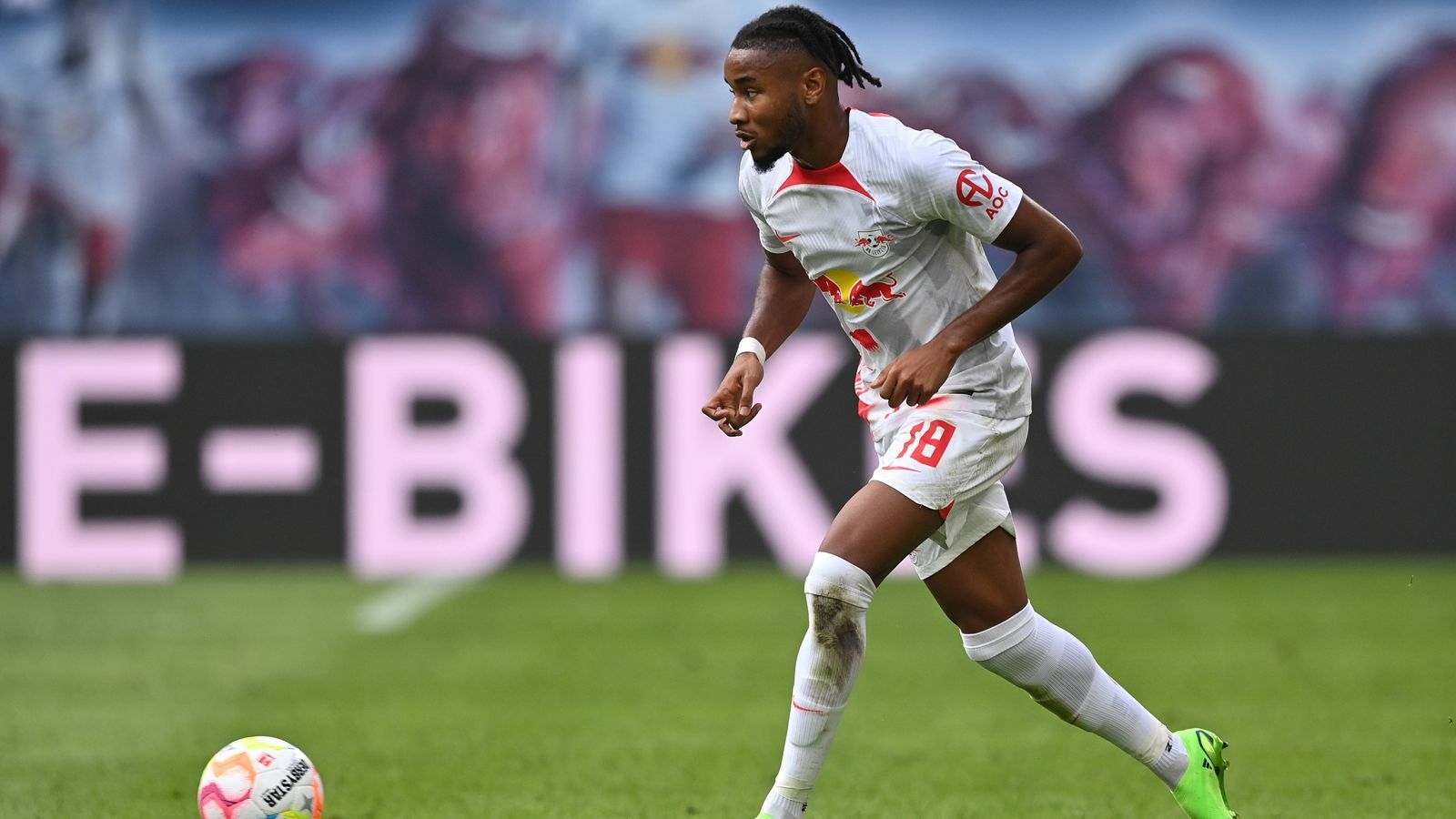 
                <strong>Christopher Nkunku (RB Leipzig)</strong><br>
                Bei Paris St. Germain blieb Christopher Nkunku einst der ganz große Durchbruch wegen der so namhaften Konkurrenz im Kader verwehrt. Doch mittlerweile ist der 24-Jährige in der Bundesliga ein absoluter Star, wurde zuletzt sogar zum Spieler des Jahres gewählt. Nach 78 Pflichtspiel-Einsätzen für den französischen Hauptstadt-Klub wechselte Nkunku im Sommer 2019 nach Leipzig, wo er es mittlerweile in die französischen Nationalmannschaft schaffte. Er kürzlich verlängerte der Leistungsträger der Sachsen seinen Kontrakt vorzeitig bis 2026. In der Vergangenheit betonte Nkunku immer wieder, dass er davon träume, in Zukunft noch einmal für PSG spielen zu können.
              