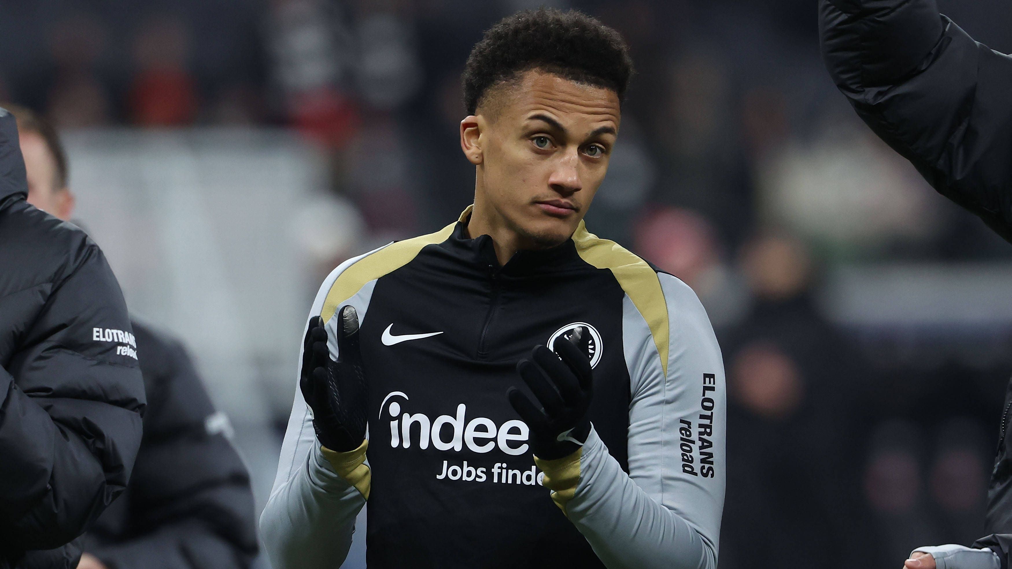 <strong>Tuta (Eintracht Frankfurt)</strong><br>Verliert Eintracht Frankfurt neben Omar Marmoush noch einen zweiten wichtigen Spieler? Laut Information des türkischen Portals "SportsDigitale" steht der Brasilianer Tuta vor einem Wechsel zu Fenerbahce Istanbul. Der Innenverteidiger spielt seit 2019 bei der SGE, sein Vertrag läuft 2026 aus. Frankfurt würde den Kontrakt gerne verlängern, der Spieler zögert jedoch. Demnach stehen rund 15 Millionen Euro Ablöse im Raum.