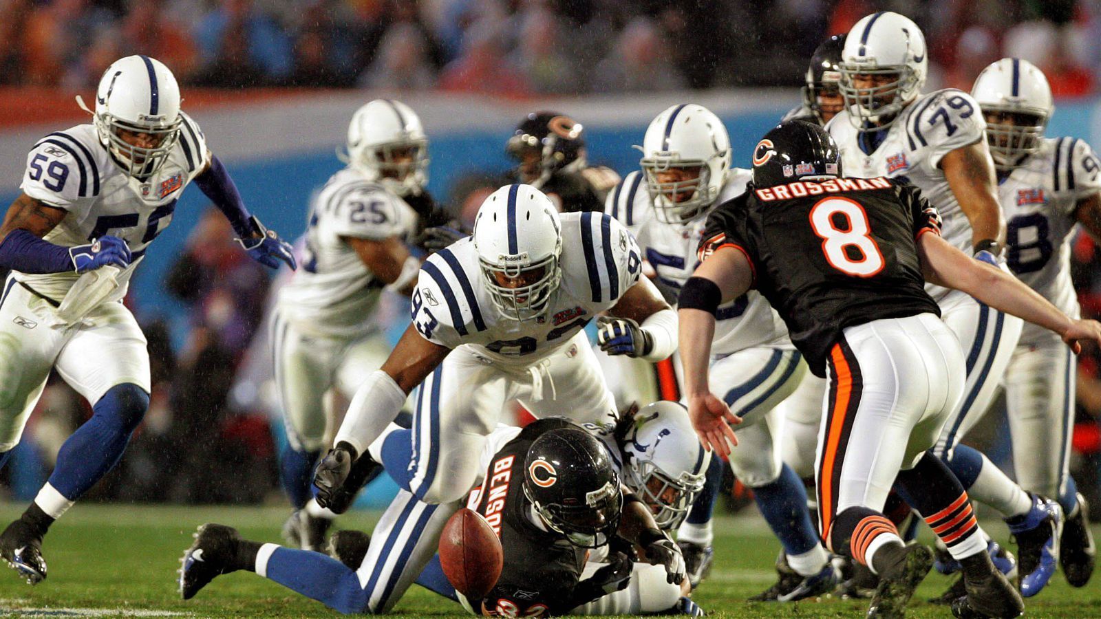 
                <strong>Bears letztmals im Super Bowl</strong><br>
                Den Super Bowl im Februar 2007 gewannen die Indianapolis Colts mit einem 29:17 gegen die Chicago Bears. Während die Colts 2009 noch einmal das große Spiel erreichten (und verloren), warten die Bears noch auf eine weitere Teilnahme. In jenem Spiel erzielte Devin Hester mit einem Return-Touchdown erstmals in der Super-Bowl-Geschichte Punkte beim Kickoff.
              