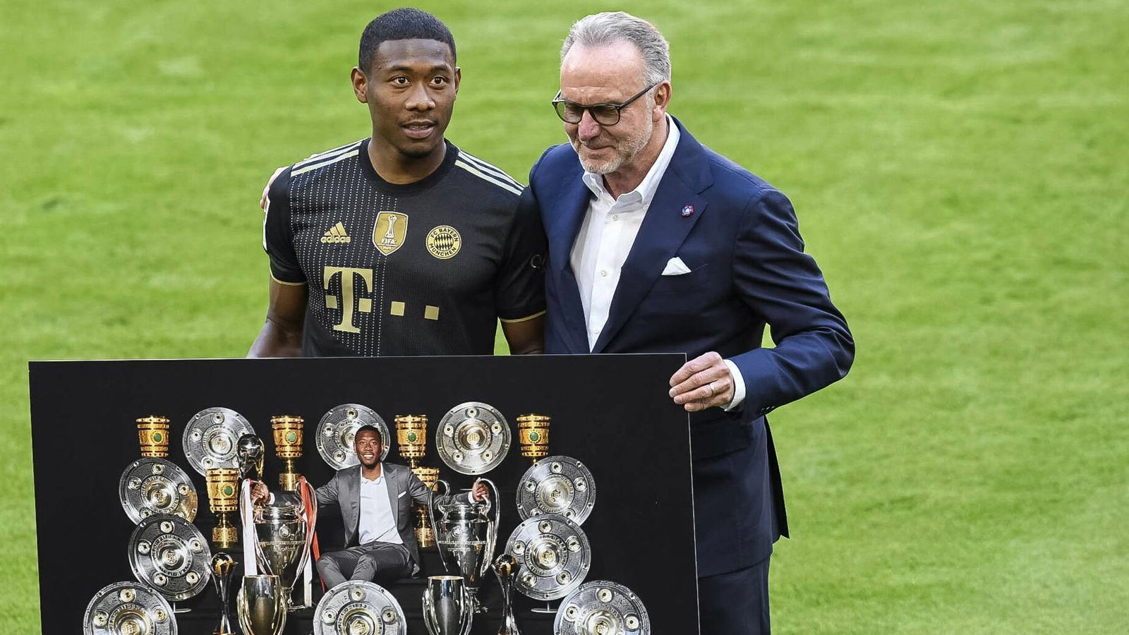 
                <strong>Karl-Heinz Rummenigge mit Seitenhieb gegen David Alaba</strong><br>
                "Ich glaube, sehr wenige Menschen haben in dieser existenziellen Krise Verständnis, wenn ein Fußballprofi schon 15 Millionen im Jahr verdient und dann mit 19,5 Millionen nicht zufrieden ist", sagte Karl-Heinz Rummenigge dem "Kicker". Dieser Seitenhieb Rummenigges ging ziemlich sicher in die Richtung von David Alaba, dessen Verhandlungen über eine Vertragsverlängerung mit den Bayern zuvor gescheitert sind. Der Österreicher wechselt stattdessen im Sommer 2021 ablösefrei zu Real Madrid.
              