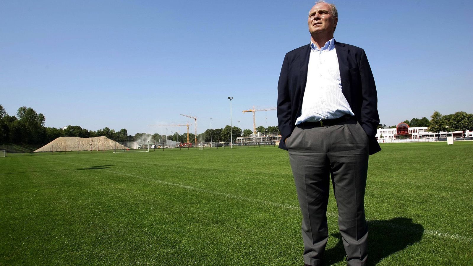 
                <strong>Ausbau des Bayern-Wohnzimmers </strong><br>
                Die Säbener Straße im Stadtteil Untergiesing-Harlaching war zwar schon lange vor Hoeneß' Zeit die Heimat der Bayern, doch als Manager entwickelt Hoeneß das Trainingszentrum der Bayern stets weiter. Im Laufe der Jahre wird der Standort zum modernen Machtzentrum des Rekordmeister und bietet mittlerweile ein halbes Dutzend Trainingsplätze.   
              