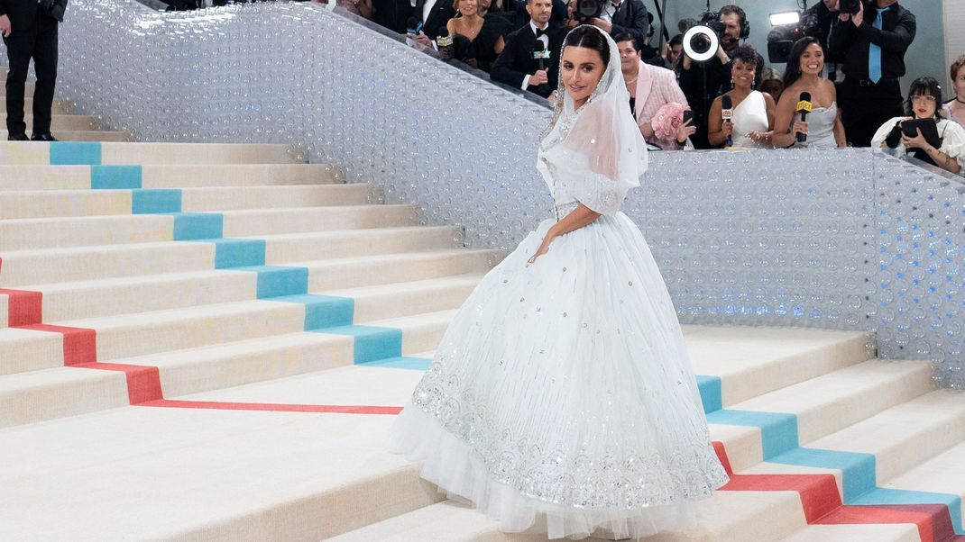 Penélope Cruz erscheint in Chanel zur Met Gala 2023 unter dem Motto "Karl Lagerfeld: A Line Of Beauty".