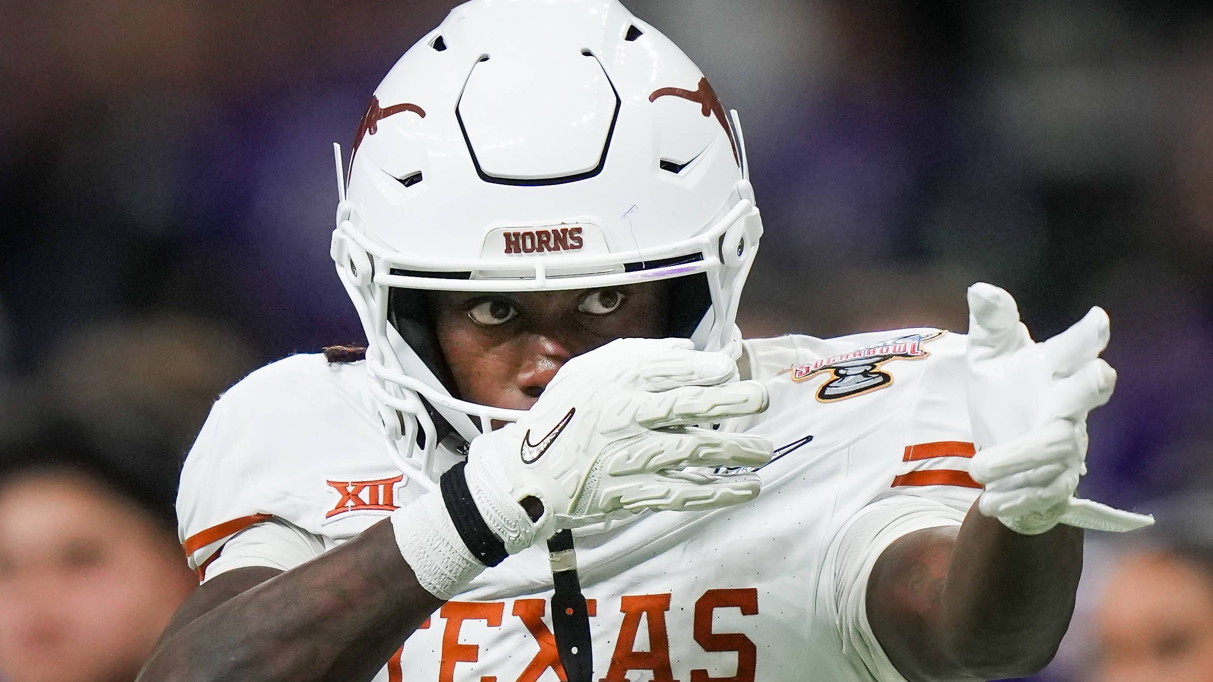 <strong>28. Pick: Buffalo Bills - WR Xavier Worthy (Texas)</strong><br>Der Need der Bills ist nach dem Trade von Stefon Diggs klar, das Problem ist: Viele der Top-Receiver sind hier schon lange vom Board. Xavier Worthy aber ist spätestens seit seiner Rekordzeit über 40 Yards beim Combine in aller Munde. Mit seinem Speed könnte er ein idealer Fit für die Offense von Head Coach Sean McDermott und Quarterback Josh Allen sein.