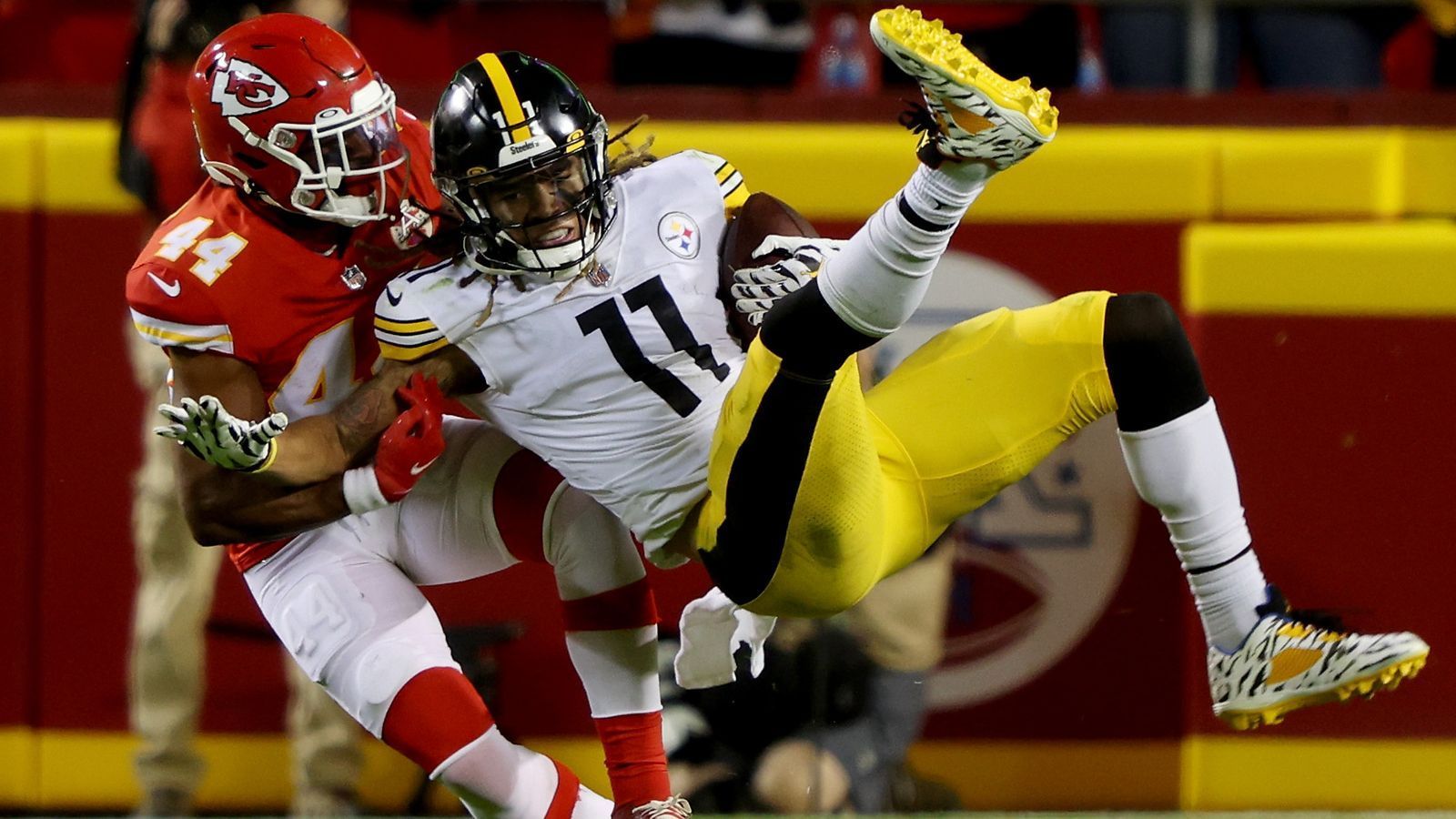 
                <strong>AFC Wild Card Round: #7 Pittsburgh Steelers (9-7-1) at #2 Chiefs (12-5)</strong><br>
                Die Kansas City Chiefs gewannen in Week 18 zwar bei den Broncos, konnten die Titans aber nicht mehr abfangen. Patrick Mahomes & Co. empfangen in der Wild Card Round nun in der Nacht auf Montag  (17. Januar ab 2:15 Uhr) die Pittsburgh Steelers. Die machten ihre Playoff-Teinahme am letzten Spieltag noch mit einem Thriller-Sieg in Baltimore klar.
              