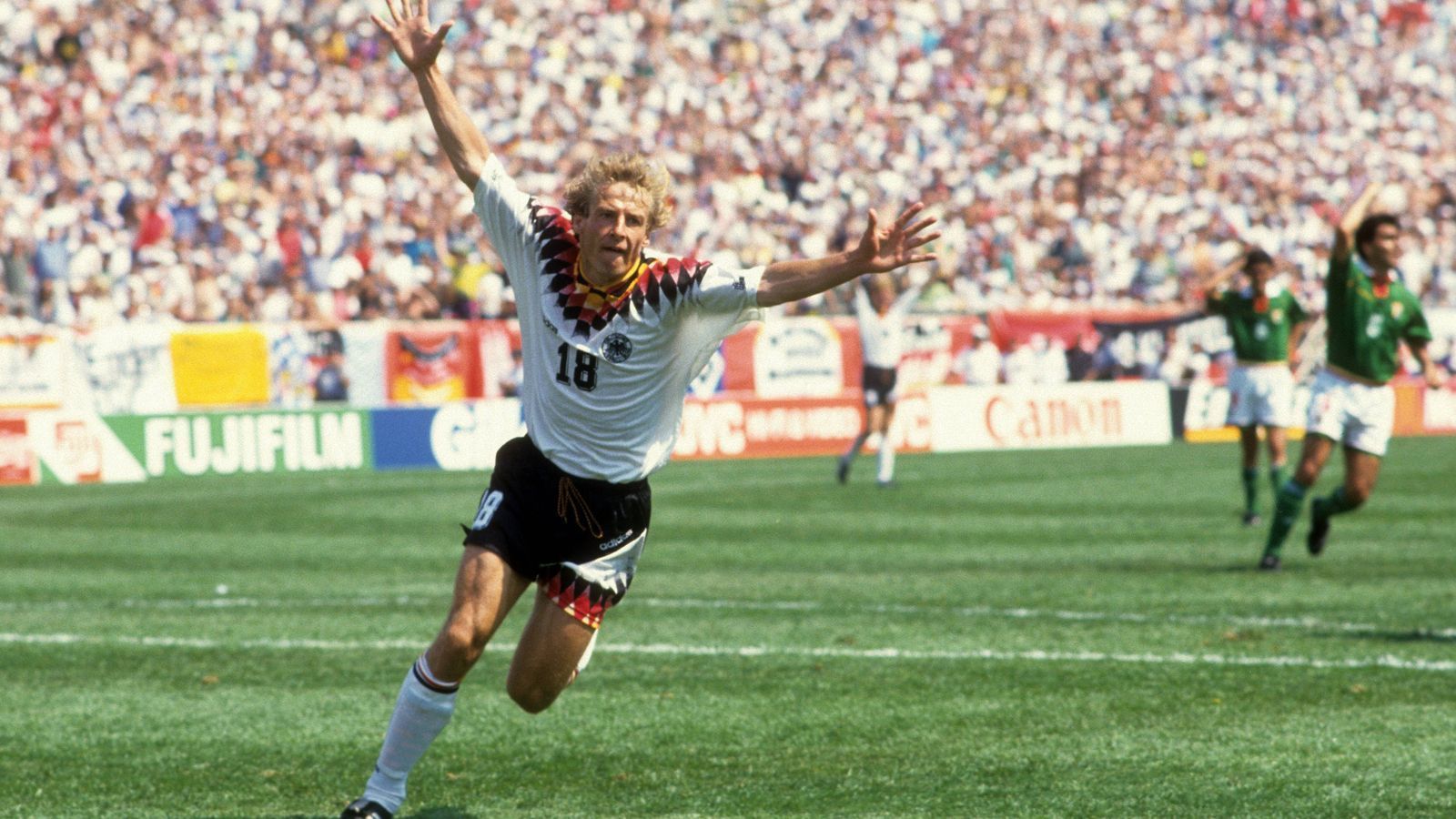 
                <strong>1994 in den USA (Viertelfinal-Aus)</strong><br>
                Der Titelverteidiger schrammt knapp an einer großen Enttäuschung vorbei. Jürgen Klinsmanns Treffer reicht für einen mühevollen 1:0-Erfolg gegen Bolivien.
              