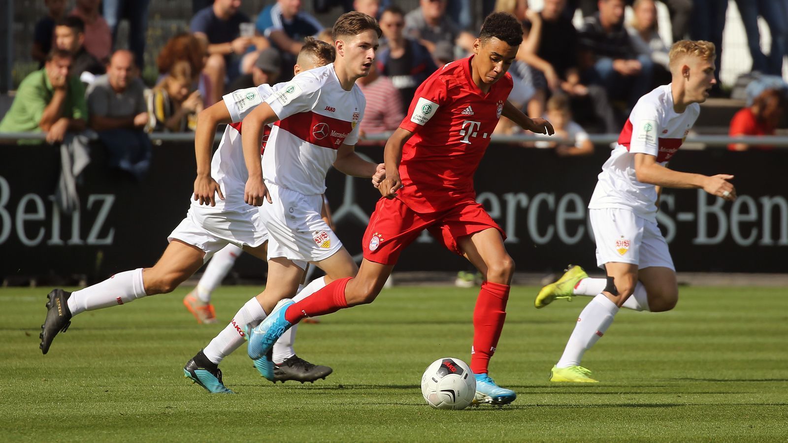 
                <strong>Bayerns jüngster Bundesliga-Torschütze: Das ist Jamal Musiala</strong><br>
                Die Saison 2019/20 bedeutete für Jamal Musiala vor allem eines - einen ständigen Aufstieg. Der Jungstar hat nämlich auch für die U17- und U19-Mannschaft des deutschen Rekordmeisters auf dem Platz gestanden, zudem noch in der UEFA Youth League. So kam Musiala im Laufe der Spielzeit in sechs unterschiedlichen Wettbewerben für die Münchner zum Einsatz - von der U17 bis hoch zur Bundesliga. In den Nachwuchs-Mannschaften verhinderte vor allem die Corona-Pandemie mögliche, weitere Musiala-Titel in der Saison 2019/20. Aufgrund der starken Verbreitung des Virus hat der DFB sich für einen vorzeitigen Saison-Abbruch der Nachwuchs-Bundesliga-Wettbewerbe entschieden, der Meistertitel wurde entsprechend nicht vergeben. Somit liest sich Musialas Bilanz nach seiner ersten Bayern-Saison folgendermaßen: 29 Spiele, acht Tore und die Titel-Gewinne in der Bundesliga, 3. Liga sowie der Champions League.
              