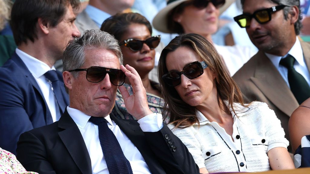 Power-Nap beim Tennis? Hugh Grant nickte bei Wimbledon ein