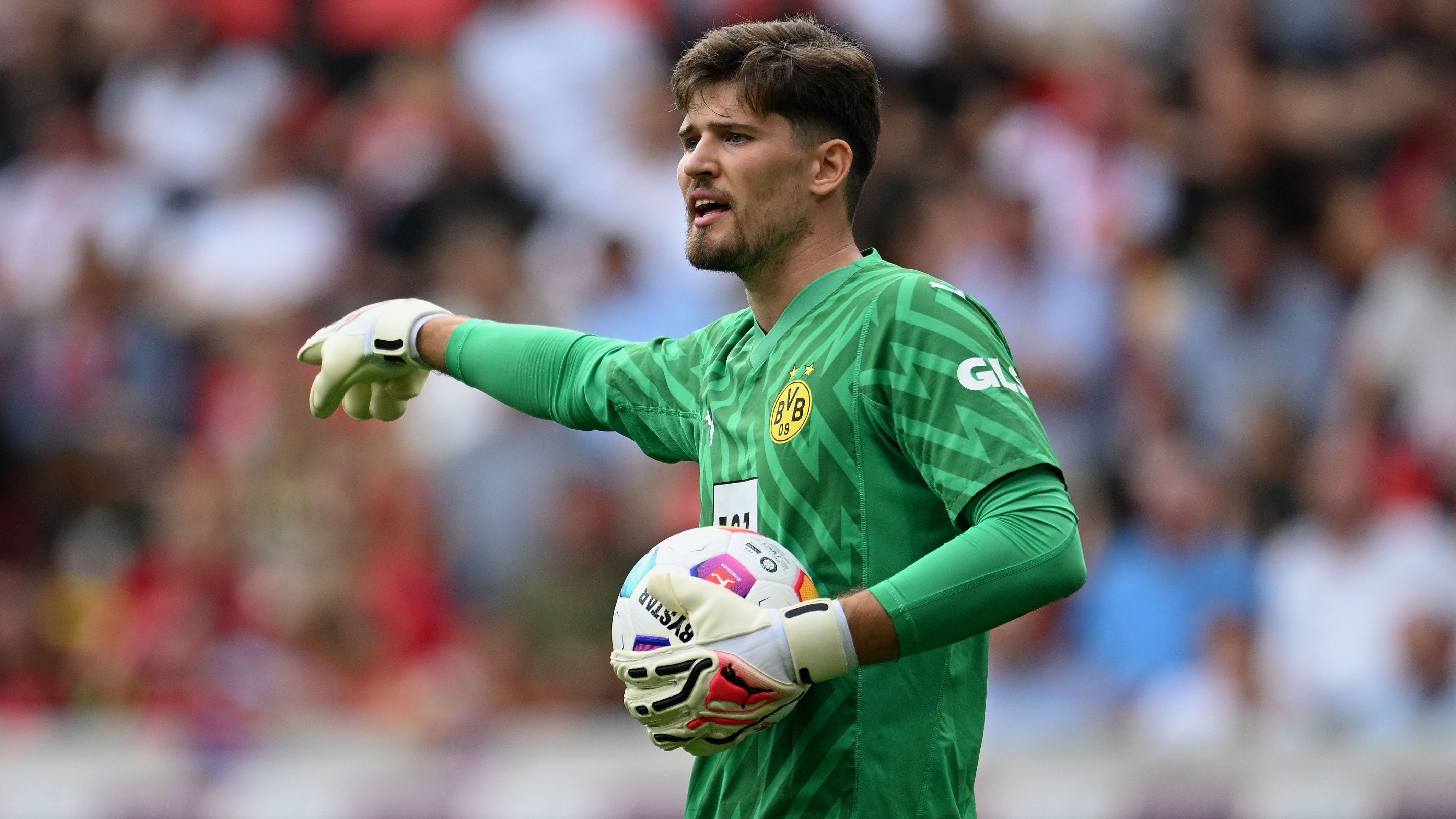<strong>Gregor Kobel</strong><br>Dortmunds Nummer 1 muss gegen Wolfsburg nur selten wirklich eingreifen, ist aber zur Stelle, wenn er gefordert wird. Kobel rettet vor allem in der 37. Minute bei einem Wolfsburger Konter stark gegen Rogerio. <strong>ran-Note: 3</strong>