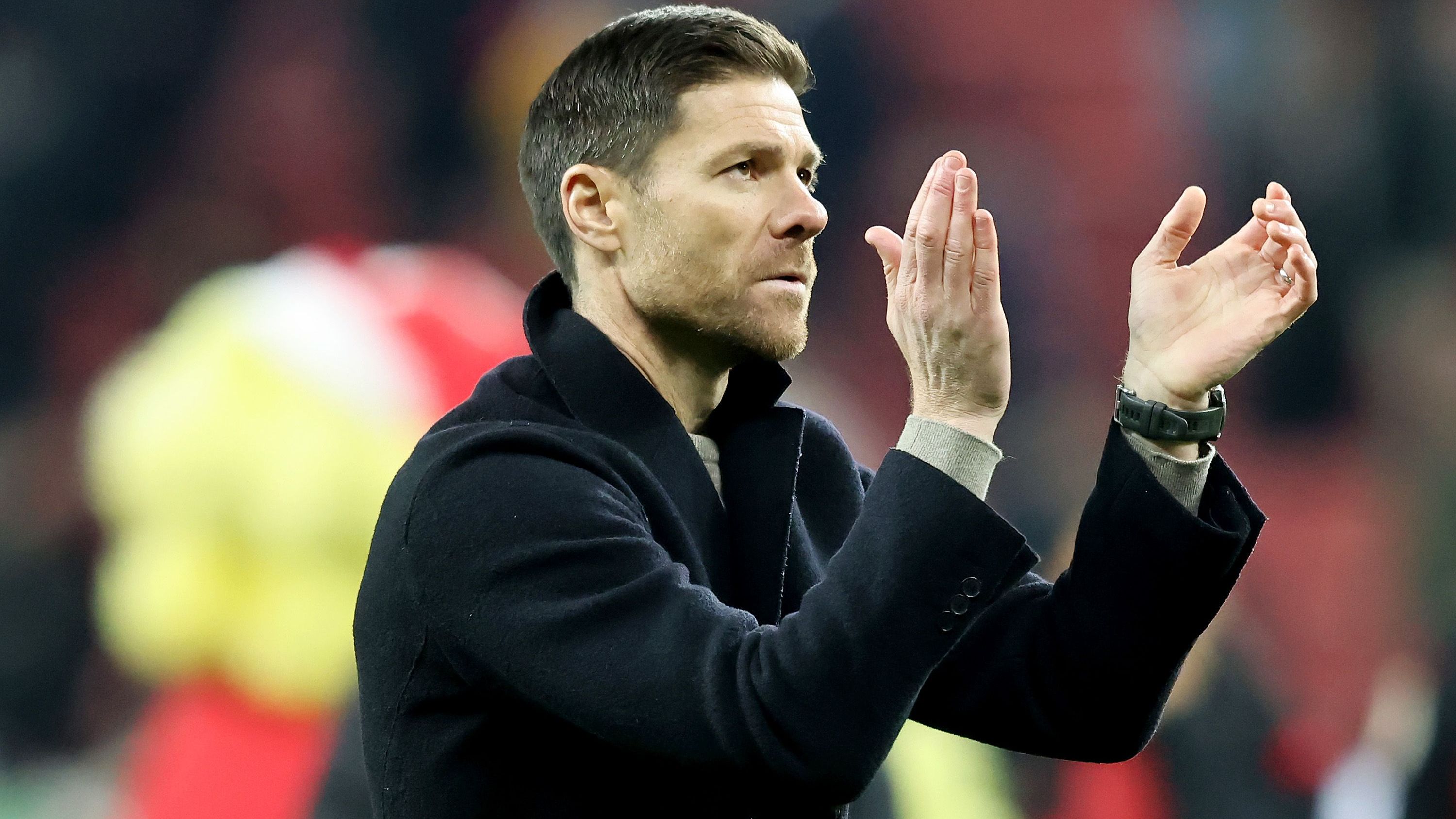 <strong>Trainer: Xabi Alonso (Bayer 04 Leverkusen)</strong><br>Es war ein Kopf-an-Kopf-Rennen um diesen Platz zwischen Xabi Alonso und Sebastian Hoeneß, der es auch verdient gehabt hätte. Allerdings ist der Fußball, den Alonso spielen lässt, noch ein klein wenig schöner zu bestaunen. Wie sich sein Team aus engstem Pressing mit One-Touch-Fußball löst, ist einfach unnachahmlich.