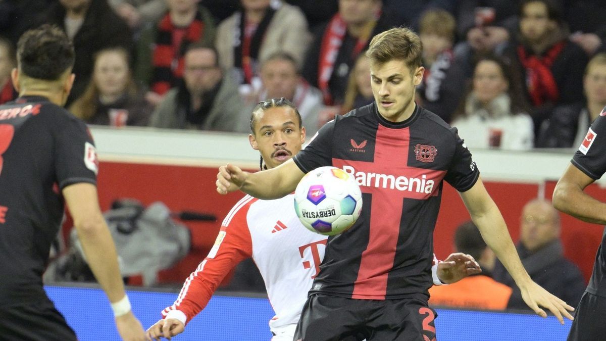 Josip Stanisic (r.) traf im Februar gegen die Bayern