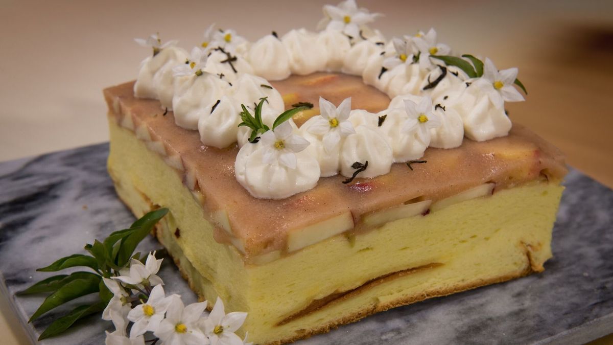 Schwammkuchen mit Pfirsichen und Jasmin