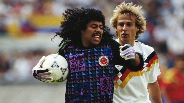 
                <strong>Rene Higuita</strong><br>
                8. Platz: Rene Higuita (49) - "El Loco" war von 1987 bis 1999 Kolumbiens Nationaltorwart. Bei der WM 1990 in Italien wurde er durch seine Frisur und seine spielerischen Einlagen zu einer der prägenden Persönlichkeiten des Turniers. Damals erkämpften sich Higuita (l.) und die Kolumbianer ein Unentschieden gegen Deutschland und Jürgen Klinsmann. Unvergessen ist auch der "Skorpion-Trick" des Torwarts im Freundschaftsspiel gegen England, als er den Ball mit der Hacke auf der Linie klärte. 
              