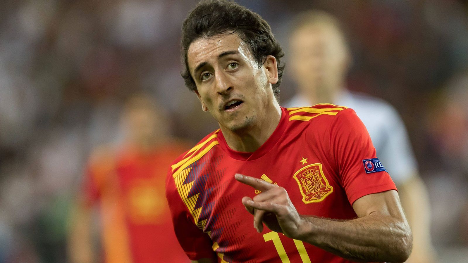 
                <strong>Mikel Oyarzabal</strong><br>
                In der Mitte als Stürmer beim flügellastigen spanische Spiel von seinen Mitspielern nicht allzu oft in Szene gesetzt. So kommt er immer wieder von selbst klug für schnelle Doppelpässe in die Halbpositionen. Er bereitet das 1:0 mit einer guten Ablage unter Bedrängnis auf Fabian Ruiz vor. Ansonsten ist er im Angriffsspiel aber kein Faktor. Mehr als ein harmloser Torschuss gelingt ihm nicht. ran-Note: 3
              