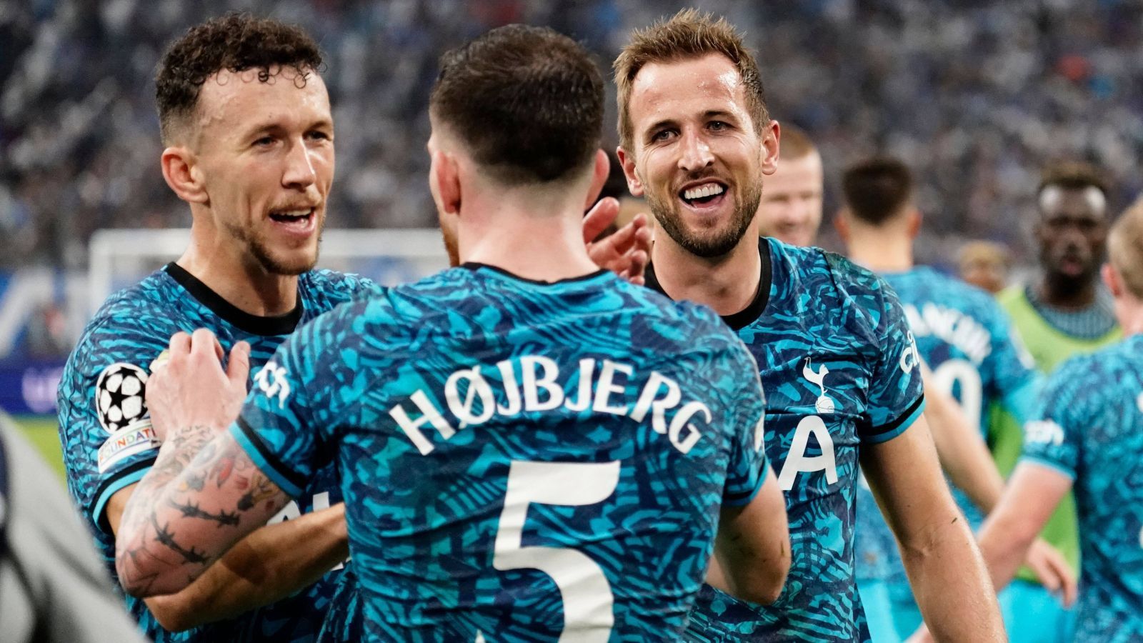 
                <strong>Platz 14: Tottenham Hotspur (England)</strong><br>
                Gruppensieger in der eben angesprochenen Eintracht-Gruppe wurde Tottenham. Allerdings nur hauchzart, denn bei Abpfiff des Parallelspiels in Lissabon war eigentlich die Frankfurter Eintracht Gruppenkopf. Wäre da nicht Pierre-Emil Höjbjerg gewesen, der in der fünften Minute der Nachspielzeit den Siegtreffer für die Spurs in Marseille erzielte. Überzeugend war aber eigentlich kein einziger Auftritt der Londoner, selbst das 4:2 zu Hause gegen Frankfurt stand teilweise auf wackligen Beinen. 
              