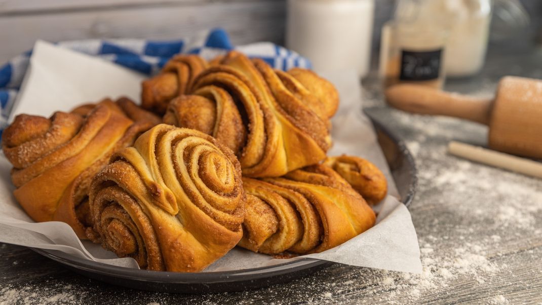 Franzbrötchen lassen sich ganz einfach und schnell zu Hause nachbacken. Das Rezept dazu gibt es hier!