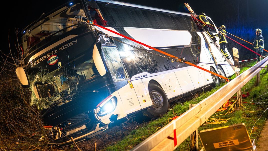 29.03.2024, Nordrhein-Westfalen, Werl: Einsatzkräfte der Feuerwehr arbeiten an einer Unfallstelle auf der Autobahn 44 an einem verunfallten Bus. Bei einem Busunglück auf der Autobahn 44 in Nordrhein-Westfalen sind in der Nacht zu Freitag mehr als 20 Menschen verletzt worden. 