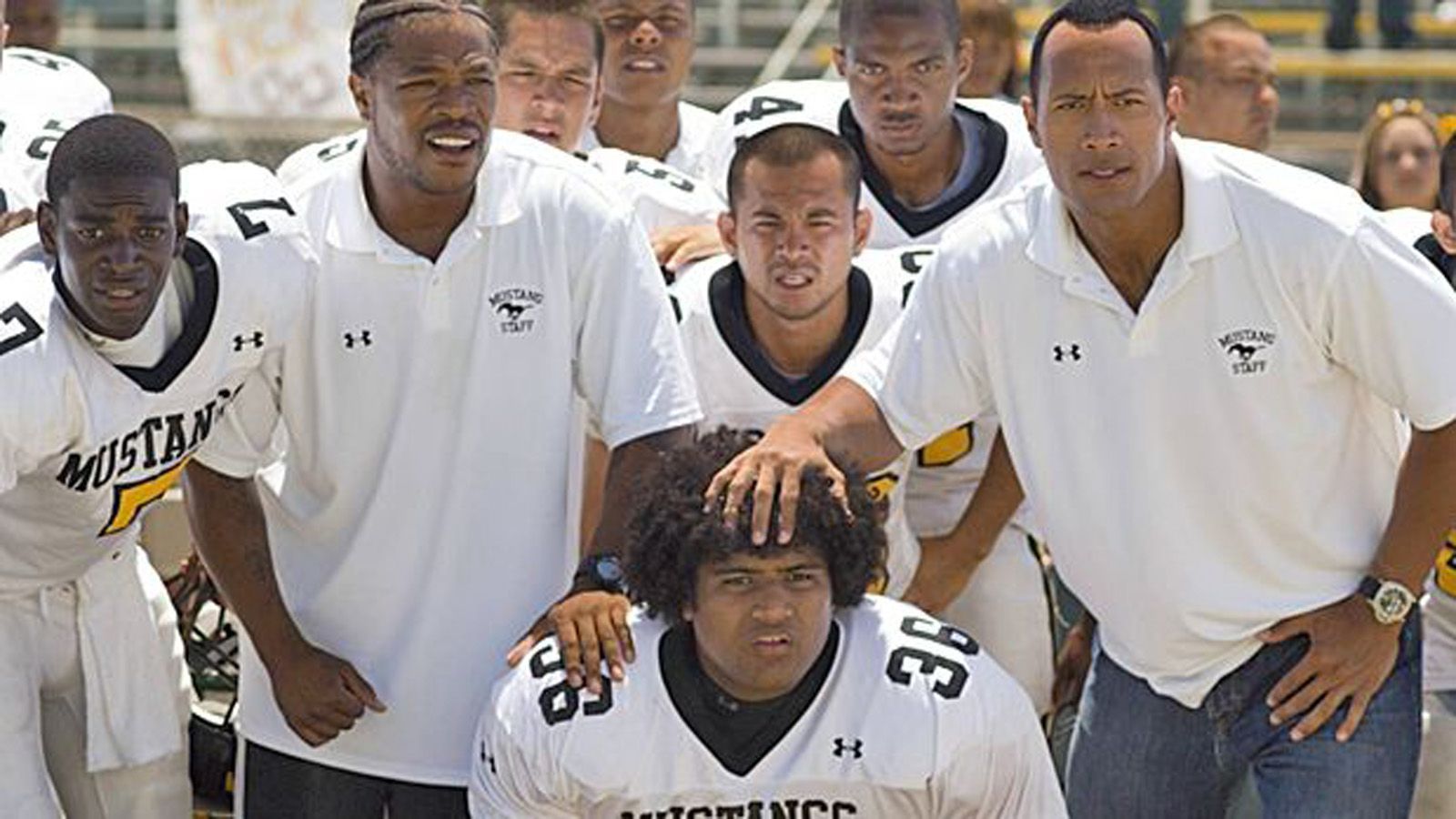 <strong>Spiel auf Bewährung (2006)</strong><br>
                Coach und Bewährungshelfer Sean Porter (Dwayne "The Rock" Johnson) muss es schaffen, in vier Wochen aus jugendlichen Schwerverbrechern ein Football-Team zu machen. Mit Disziplin und Verständnis vertreibt er Hass und Vorurteile aus seiner Mannschaft und führt seine Truppe bis ins Finale!
