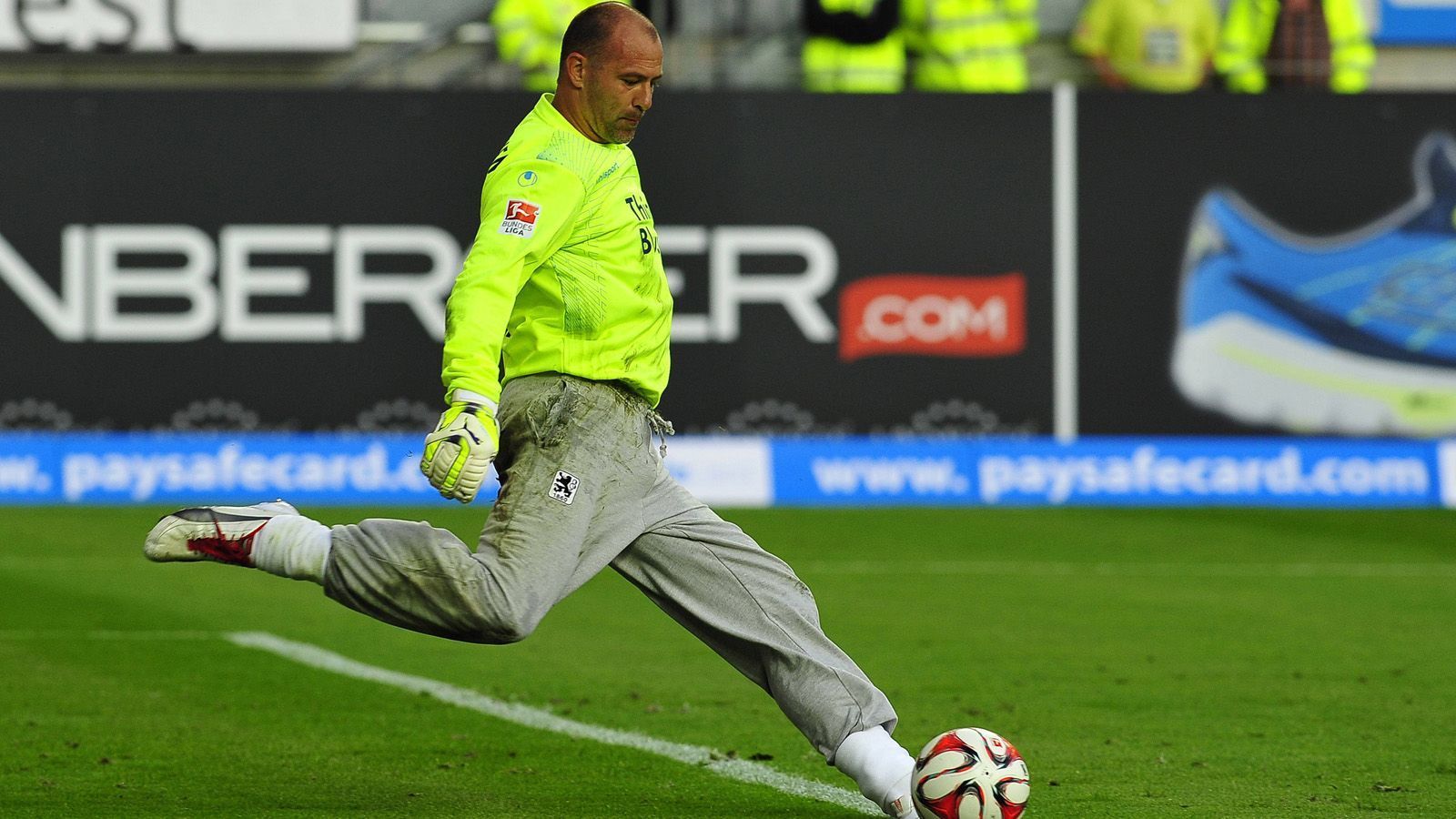 
                <strong>Torwart: Gabor Kiraly</strong><br>
                Der Torwart mit der grauen Jogginghose! Gabor Kiraly war 18 Jahre Stammtorwart der ungarischen Nationalmannschaft und hütete von 2009 bis 2014 auch das Tor der "Löwen". Er absolvierte 168 Zweitliga-Spiele, hielt seinen Kasten 51 Mal sauber. Nur sein Abgang war unrühmlich: Nach Handgreiflichkeiten gegenüber dem eigenen Abwehrspieler Gary Kagelmacher wurde er vom Mannschaftsbetrieb ausgeschlossen.  
              