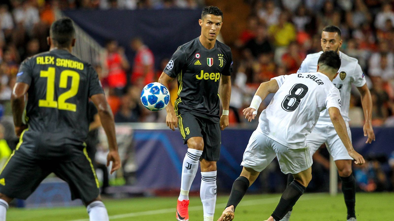 
                <strong>Cristiano Ronaldo sieht Rot</strong><br>
                Für das erste Gruppenspiel in der Königsklasse reiste die "Alte Dame" nach Valencia. Nach seinen beiden Debüt-Toren am Wochenende in der Serie A wollte Ronaldo nun in der Champions League nachlegen. 
              