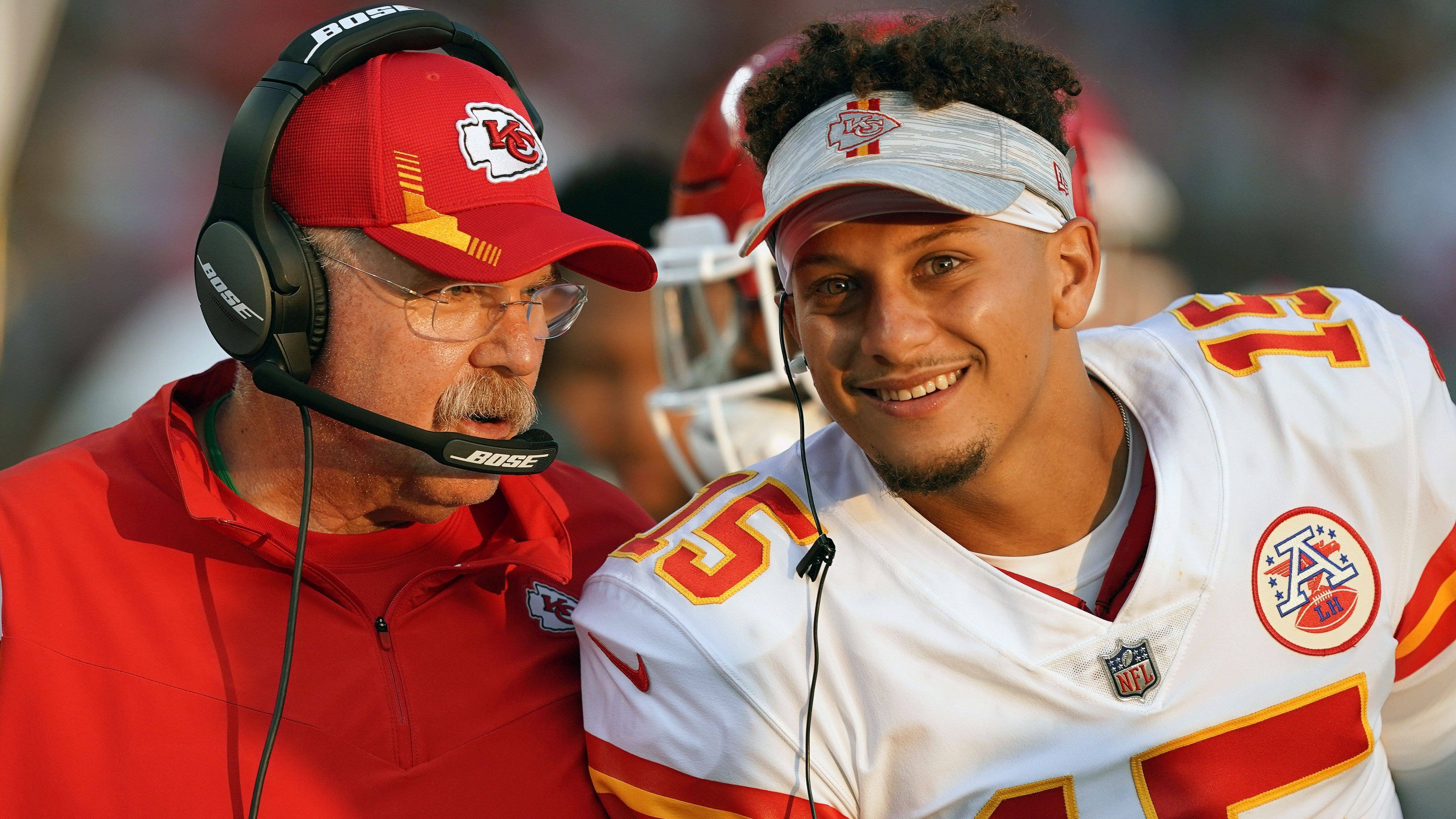 
                <strong>Bauen die Chiefs eine große Dynastie auf?</strong><br>
                Denn der Stil ist bei solchen Erzählungen mindestens genau so wichtig wie der Erfolg. Mahomes/Reid könnten mit dem attraktiven, offensiven Football, den sie zelebrieren, als das Lieblingspaar der Nation durchgehen. Es gibt nur ein Manko: Brad Pitt und Angelina Jolie waren "Brangelina". "Mahandy" oder "Patreid" können da nicht mithalten.
              