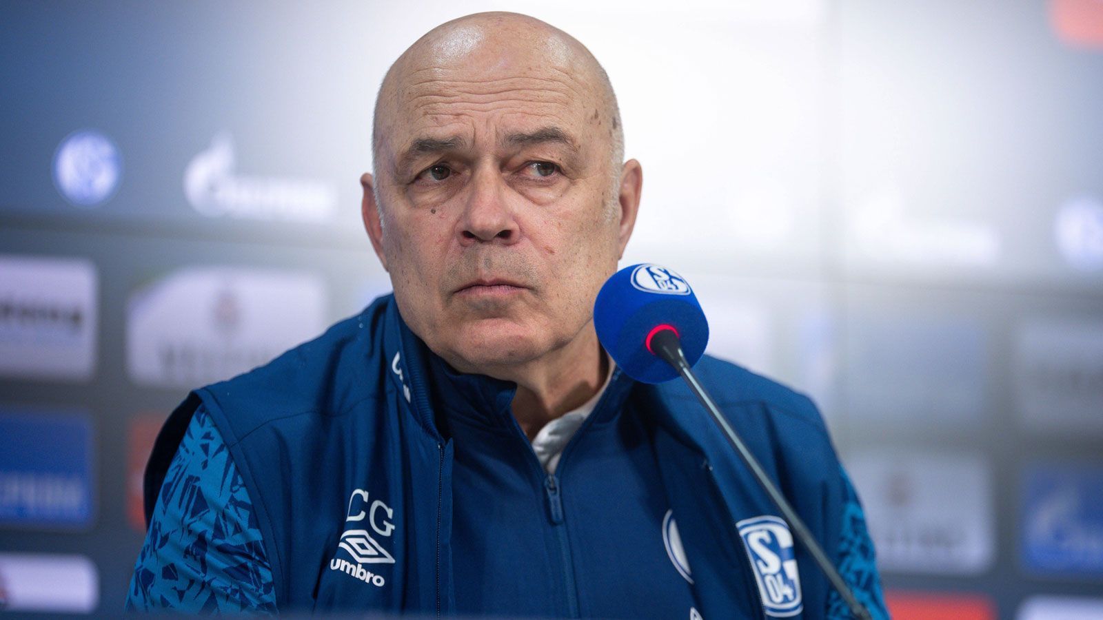 
                <strong>1. Macht sich Christian Gross als Schalke-Retter unsterblich? </strong><br>
                Mit Christian Gross installiert Schalke 04 den bereits vierten Trainer in der laufenden Saison. Ein Trainer, der zuletzt in der Versenkung verschwunden war, soll es nun richten und den drohenden  Abstieg abwenden. Aber wie soll das funktionieren? 29 Spiele warten die "Königsblauen" inzwischen auf einen Sieg, zwei weitere fehlen bis zur Einstellung des Uralt-Rekords von Tasmania Berlin. Mit vier Punkte aus 13 Spielen steht Schalke am Abgrund, der Relegationsplatz ist bereits sechs Zähler  entfernt. Zudem stellen die "Knappen" mit 36 Gegentoren die Schießbude der Liga.ran.de Prognose: Der historische Negativrekord von 31 sieglosen Spielen wird fallen, zumal Schalke zum Jahresstart auf Hertha BSC und die TSG Hoffenheim trifft. Fraglich, ob Christian Gross aus der angeschlagenen Mannschaft eine konkurrenzfähige Truppe zaubern kann. Schalke muss auf ein Schneckenrennen mit der Konkurrenz hoffen - 28 Punkten könnten am Ende für die Relegation reichen. Doch auch die wird S04 nicht holen. Es geht in Liga 2.
              