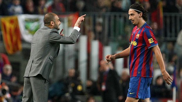 
                <strong>Guardiola vs. Ibrahimovic</strong><br>
                Guardiola vs. Ibrahimovic: Aus Pep Guardiola und Zlatan Ibrahimovic werden wohl keine Freunde mehr. Der Stürmer schrieb in seiner Biographie über seinen damaligen Trainer beim FC Barcelona: "Als Trainer ist er fantastisch. Aber als Mensch, das ist eine ganz andere Sache. Er ist kein Mann. Mehr gibt es dazu nicht zu sagen." Ibrahimovic passte Guardiolas Spielphilosophie nicht. Er fühlte sich ausgebremst. "Wenn du mich kaufst, kaufst du einen Ferrari. Ein Ferrari braucht Premium-Benzin. Dann fährst du auf die Autobahn und gibst Gas. Guardiola tankt Diesel und fährt gemütlich über Land. Er hätte lieber einen Fiat kaufen sollen."
              