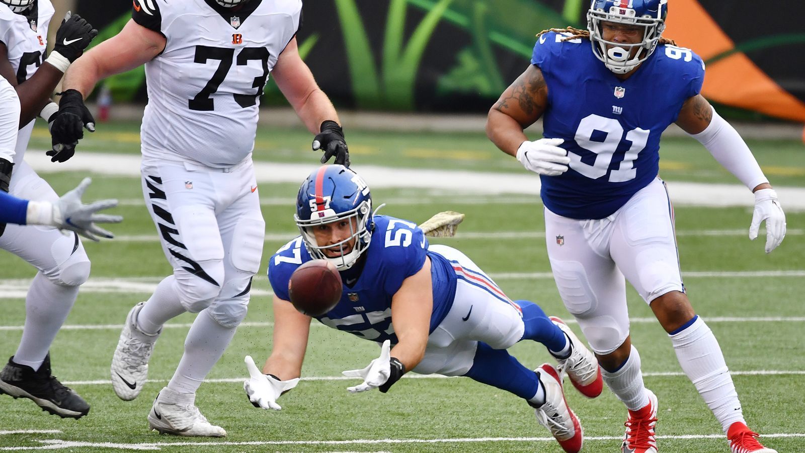 
                <strong>Niko Lalos (Defensive End)</strong><br>
                Nick wer? Den ungedrafteten Rookie aus Dartmouth dürften nur wenige bisher wahrgenommen haben. Kein Wunder, hat er den Sprung in den aktiven Kader auch erst gegen die Cincinnati Bengals geschafft. Seine Eindrücke waren bisher jedoch blendend. Eine Interception und ein aufgenommener Fumble - das alles nach zwei Spielen. Und von höchster Stelle gab es gleich Lob: King James. Basketball-Superstar LeBron James besuchte dieselbe High School wie Lalos.
              