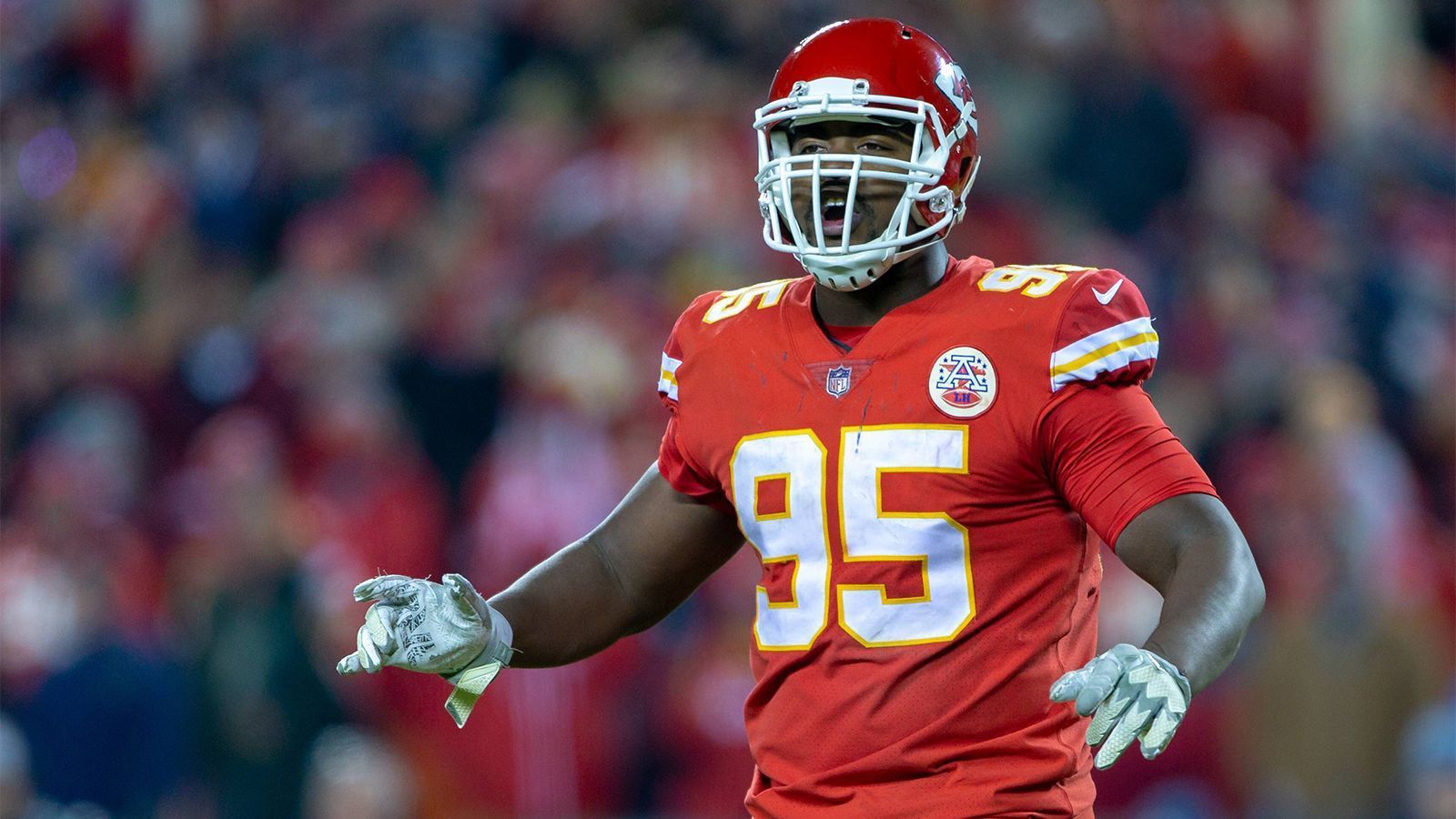 
                <strong>Chris Jones (Kansas City Chiefs)</strong><br>
                Defensive End Chris Jones führte die Kansas City Chiefs in der vergangenen Saison mit 15,5 Sacks an. Im letzten Jahr seines Rookie-Deals verdient der 24-Jährige dabei nur 1,2 Millionen Dollar. Mit Franck Clark (5 Jahre, 104 Millionen Dollar) investierten die Chiefs in der Offseason bereits gehörig in die eigene Defensive Line. Die Franchise muss nun abwägen, ob sie erneut für einen D-Liner tief in die Tasche greifen will. Jones betonte bereits, dass er in Kansas bleiben will. Zum freiwilligen Training der Chiefs, das am 15. April begann, erschien er bisher allerdings nicht. Franchise und die Berater des Defensive Ends sollen seit Wochen erfolglos miteinander verhandeln. Es gilt als wahrscheinlich, dass die Chiefs ihm vorerst keinen Langzeitvertrag anbieten und Jones dann 2020 mit dem Franchise Tag versehen. Das gleiche Vorgehen wählte die Franchise im Vorjahr bei Positionskollege Dee Ford, der mittlerweile bei den San Francisco 49ers unterschrieben hat. 
              