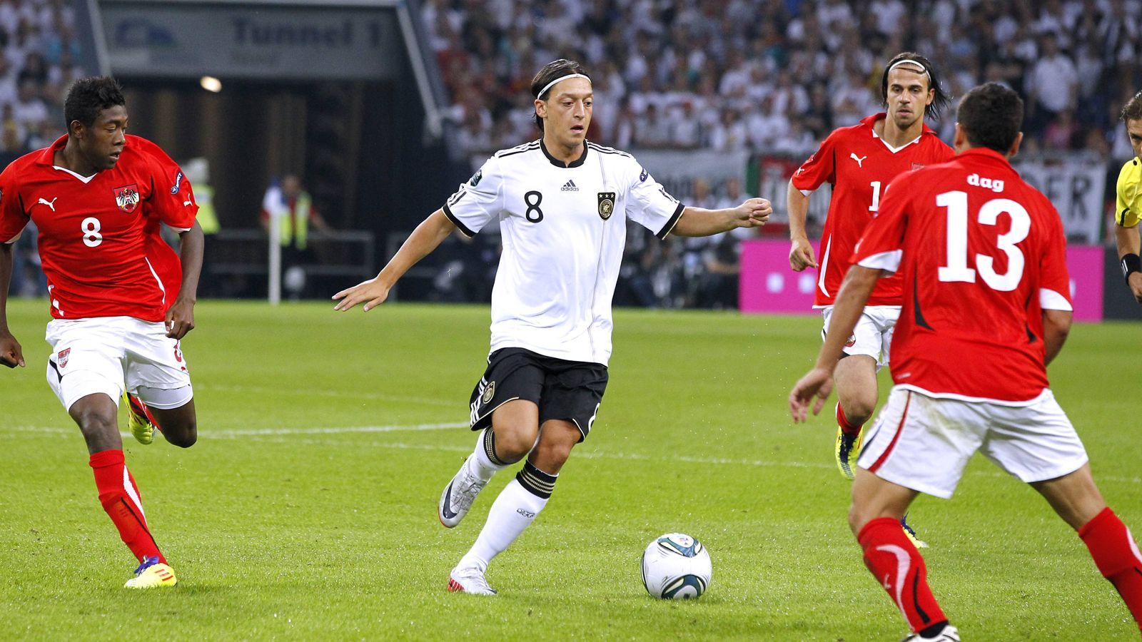 <strong>Deutschland siegt viermal in Folge</strong>
<br>In den Jahren darauf gab es reichlich Pflichtspiele zwischen den beiden Ländern, 2011 in der EM- und 2012/13 in der WM-Qualifikation trafen die beiden Länder aufeinander. Deutschland gewann alle vier Spiele, der höchste Sieg war ein 6:2 im September 2011 mit Doppeltorschütze Mesut Özil. Nun steht am Dienstag das 41. Duell der Nachbarn <a href="https://www.ran.de/sports/ticker/ma9865898/liveticker">(20.45 Uhr im Liveticker auf ran.de)</a> an. Wer wird diesmal gewinnen?
