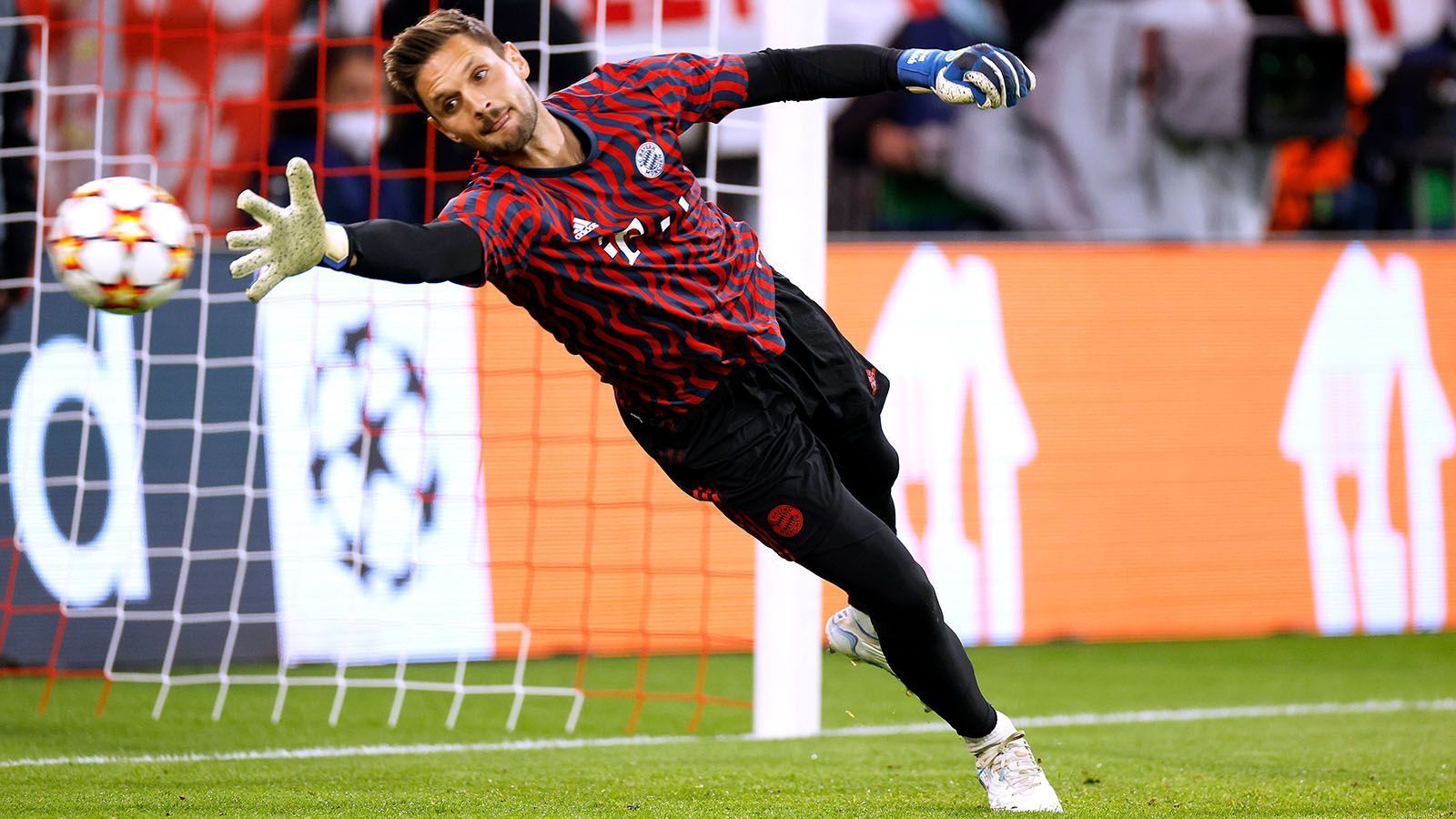 
                <strong>Sven Ulreich (2021/22 vom Hamburger SV)</strong><br>
                Verpasste mit dem Hamburger SV den Aufstieg in die erste Liga und kehrte im vergangenen Sommer zurück zum FC Bayern. Stand in der Saison 21/22 in acht Spielen im Tor. War bereits von 2015 bis 2020 beim Rekordmeister unter Vertrag. Verlängerte erst kürzlich um ein Jahr und wird auch in der Spielzeit 22/23 als Ersatzmann hinter Manuel Neuer fungieren.
              