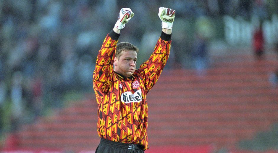 
                <strong>Fortuna Düsseldorf - 1994/95</strong><br>
                Direkt vor der Arminia schaffte Fortuna Düsseldorf den Durchmarch. Mit Trainer Aleksandar Ristic und Publikumsliebling Georg Koch im Tor stieg die Fortuna 1994 erst in die Zweite Liga und 1995 schließlich, mit kaum verändertem Kader, ohne Zwischenhalt direkt in die Erste Liga auf. Auch in dieser Saison sind Düsseldorfer Aufstiegsträume berechtigt: Hinter Holstein Kiel belegt die Truppe von Friedhelm Funkel nach 14 Spieltagen Rang zwei.
              