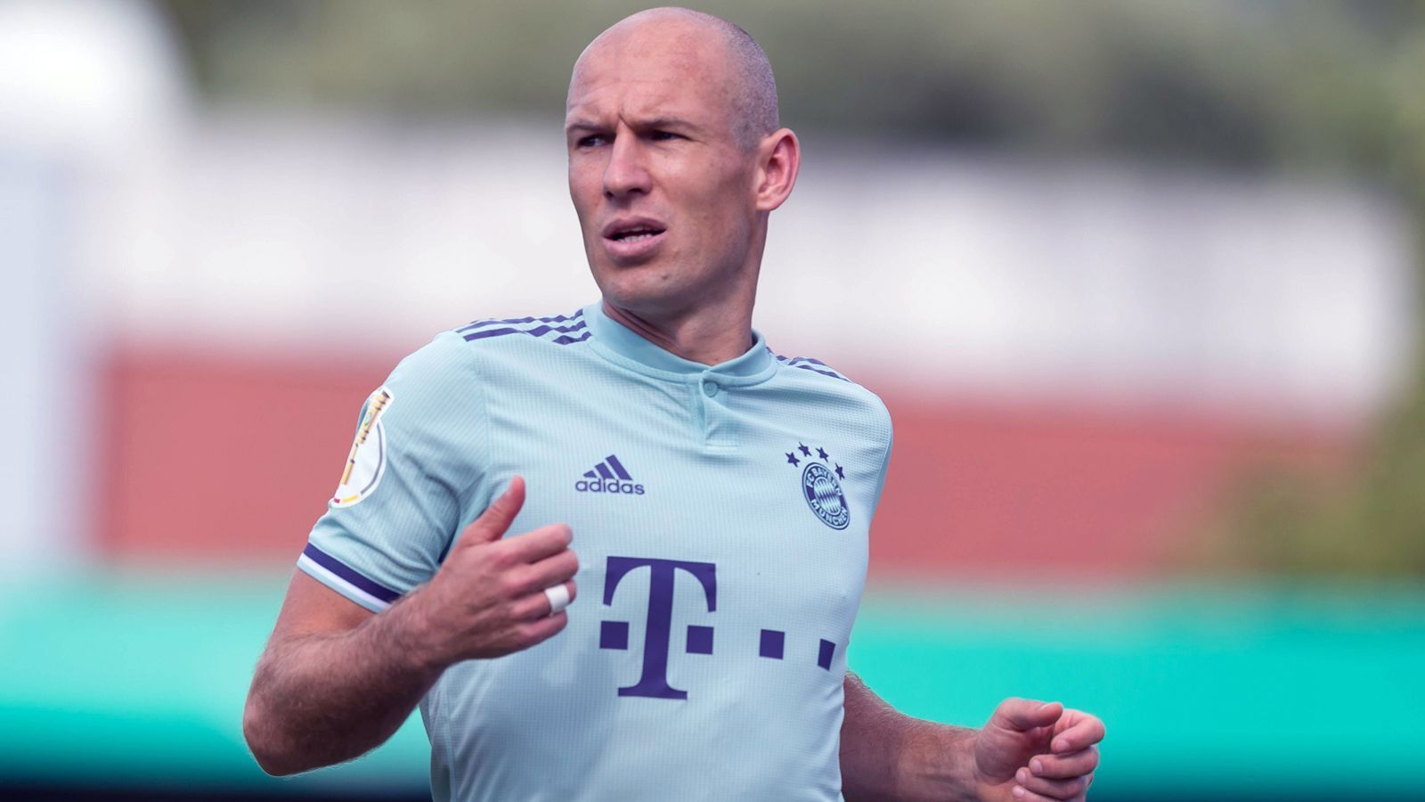 
                <strong>Platz 10 - Arjen Robben (FC Bayern München)</strong><br>
                Im Verein seit: 28. August 2009Spielte zuvor für: Real MadridAlter: 34 JahrePosition: Rechtsaußen
              