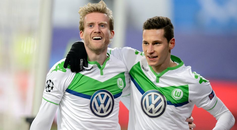 
                <strong>2016: Draxler redet sich weg</strong><br>
                Dabei scheint es kurzzeitig so, als könnte der VfL Wolfsburg endlich eine gute Anlaufstelle für Top-Spieler sein. Andre Schürrle kommt für 32 Millionen Euro vom FC Chelsea, Julian Draxler für 43 Millionen vom FC Schalke. Als Borussia Dortmund und Paris rufen, suchen beide allerdings das Weite. Draxler nimmt dafür sogar in Kauf, mit seinem "Ich-will-weg-Interview" im ganzen Verein für Unruhe zu sorgen.
              