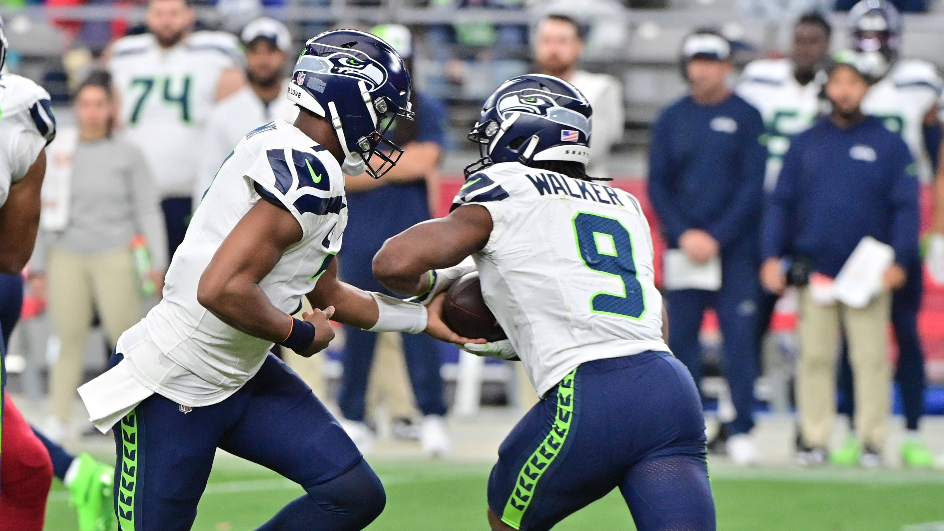 <strong>Platz 29: Seattle Seahawks - 4,8 Millionen US-Dollar</strong><br>Anzahl der Spieler: 3<br>Top-Verdiener: Kenneth Walker - 2,3 Millionen US-Dollar<br>Durchschnitts-Cap-Space pro Spieler: 1,6 Millionen US-Dollar&nbsp;&nbsp;<br>Prozentualer Anteil der&nbsp;Running Backs am Cap Space: 1,84%