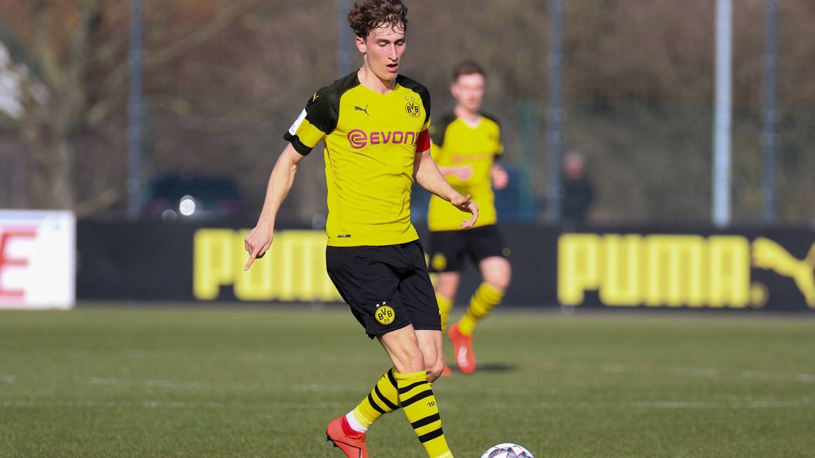 
                <strong>Patrick Osterhage</strong><br>
                Position: LinksaußenAlter: 19 JahreVerein: Borussia DortmundU19-Länderspiele: 0/0 ToreProfispiele: Noch keine Bundesliga- oder Zweitligaspiele
              