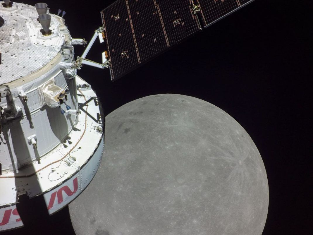 Mit der unbemannten Artemis-1-Mission (hier bei der Mondumrundung) hat die Nasa gezeigt, dass Rakete und Raumschiff funktionieren. Artemis 2 soll zeigen, dass auch die Lebenserhaltunssystem für die Astronaut:innen richtig arbeiten.