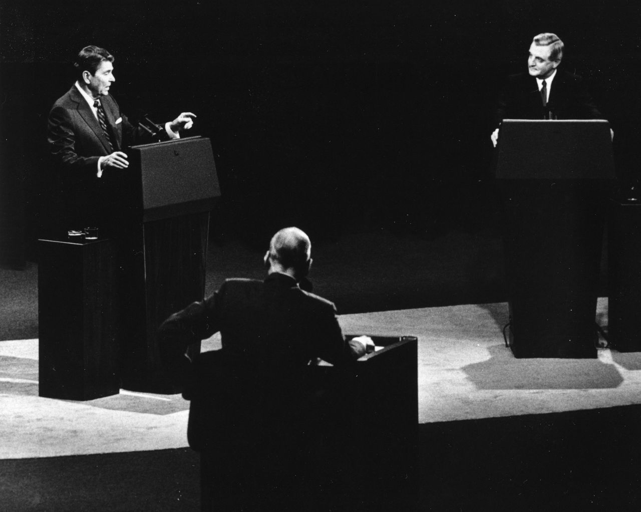 Ronald Reagan (links) war beim TV-Duell 1984 bereits 73 Jahre alt. Auf kritische Fragen zu seinem Alter reagierte er mit dem Hinweis, er werde die Unerfahrenheit seines Gegners Walter Mondale nicht ausnutzen.
