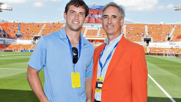 
                <strong>Andrew und Oliver Luck</strong><br>
                Familie Luck: Fünf Jahre lang trägt Oliver Luck (re.) in den 80ern das Trikot der Houston Oilers. Wie der vierfache Familienvater füllt auch Andrew Luck die Rolle des Quarterback aus. Der Quarterback der Indianapolis Colts wird 2012 an erster Stelle gedraftet und in seinen ersten drei Spielzeiten in den Pro Bowl gewählt. Er gilt als einer der besten Spielmacher der Liga, kämpft aber auch mit anhaltenden Verletzungsproblemen.
              