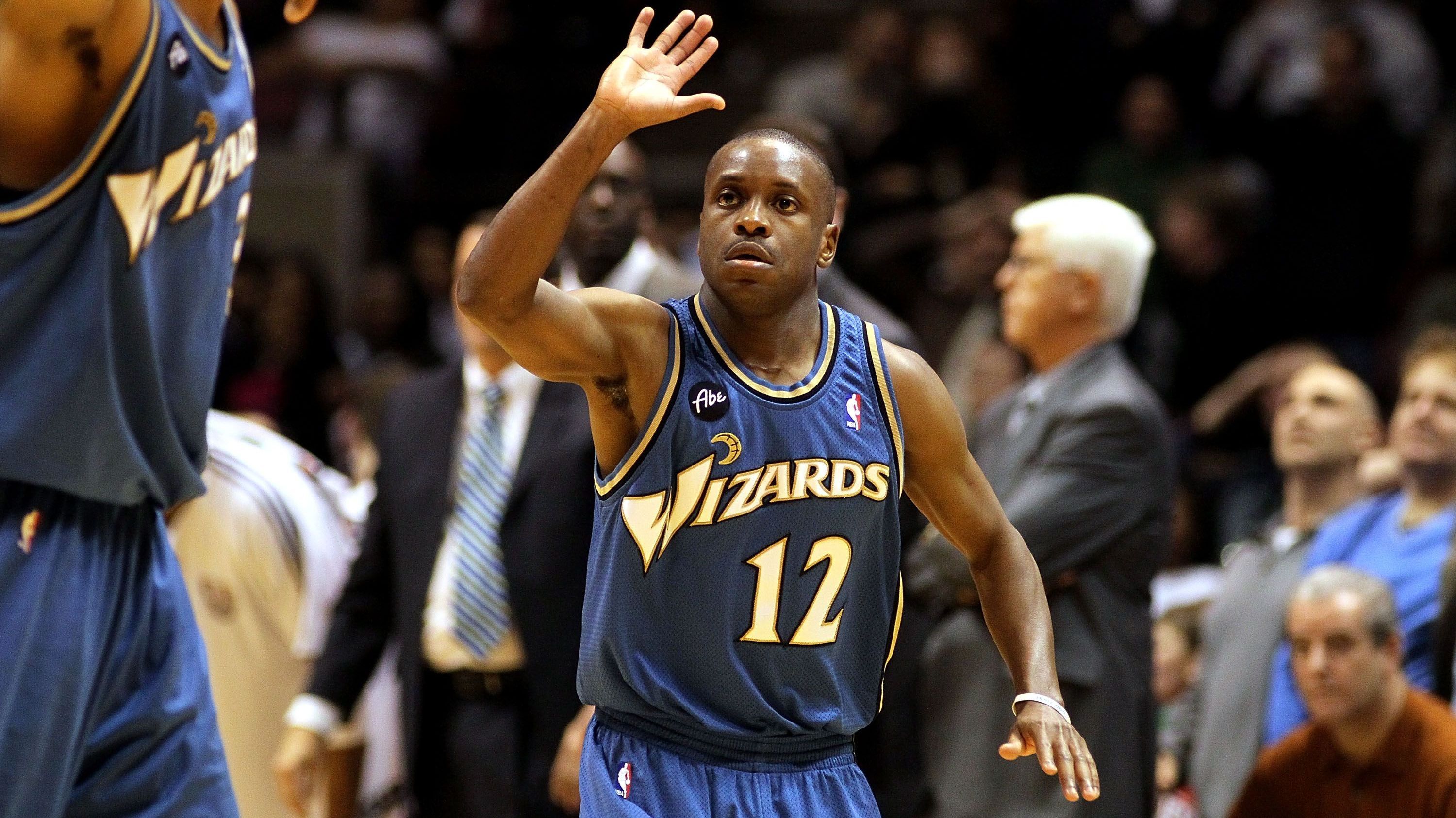 <strong>Earl Boykins - 1,65m</strong><br><strong>Teams:</strong> New Jersey Nets, Cleveland Cavaliers, Orlando Magic, Los Angeles Clippers, Golden State Warriors, Denver Nuggets, Milwaukee Bucks, Charlotte Hornets, Washington Wizards, Houston Rockets <br><strong>Karriere-Stats:</strong> 8,9 Punkte, 1,3 Rebounds, 3,2 Assists<br><strong>Auszeichnungen:</strong> -