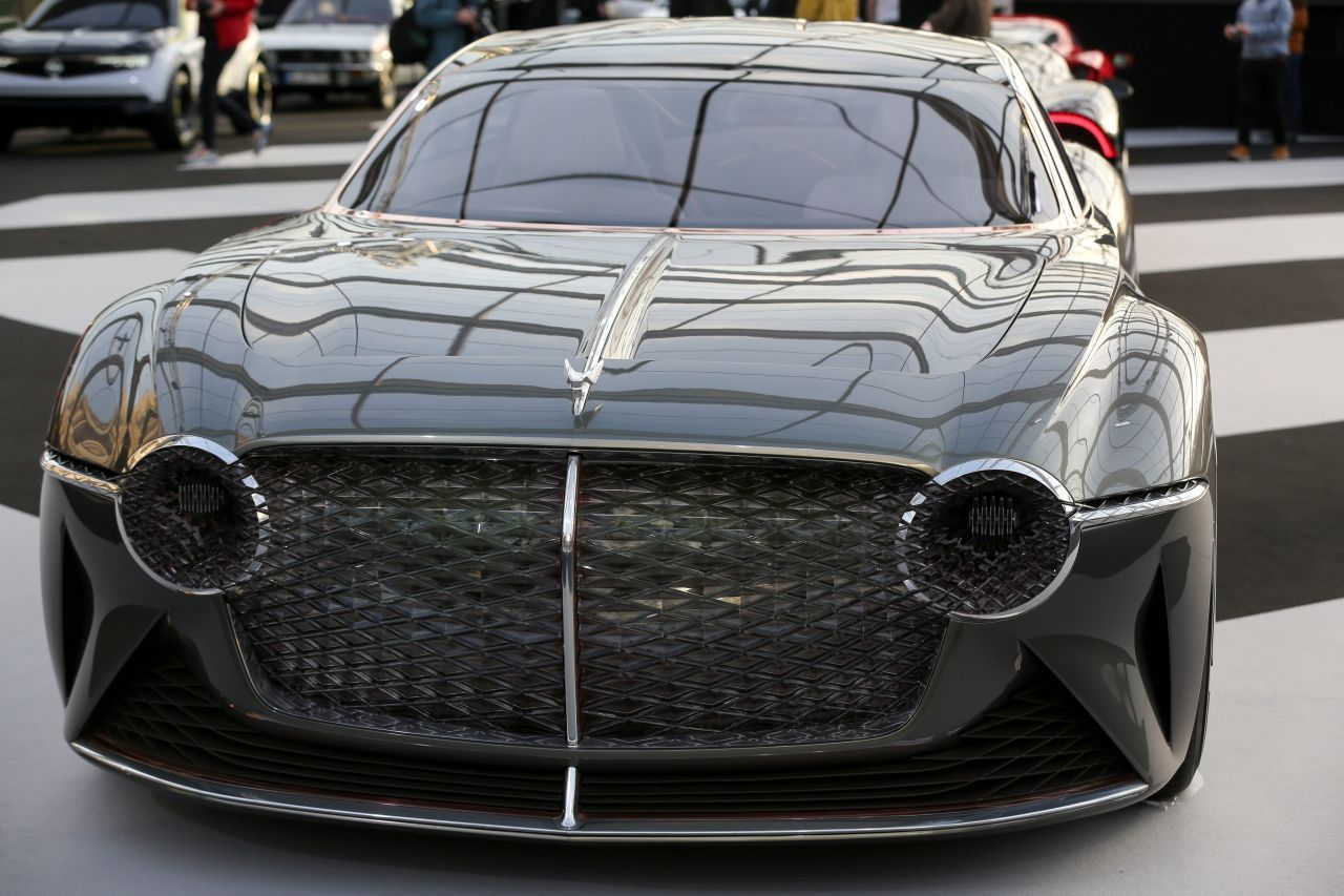Bei einer Ausstellung vor Konzeptautos und Automobildesign im Jahr 2020 in Paris stellt Bentley einen Prototypen des "Exp 100 GT" vor.