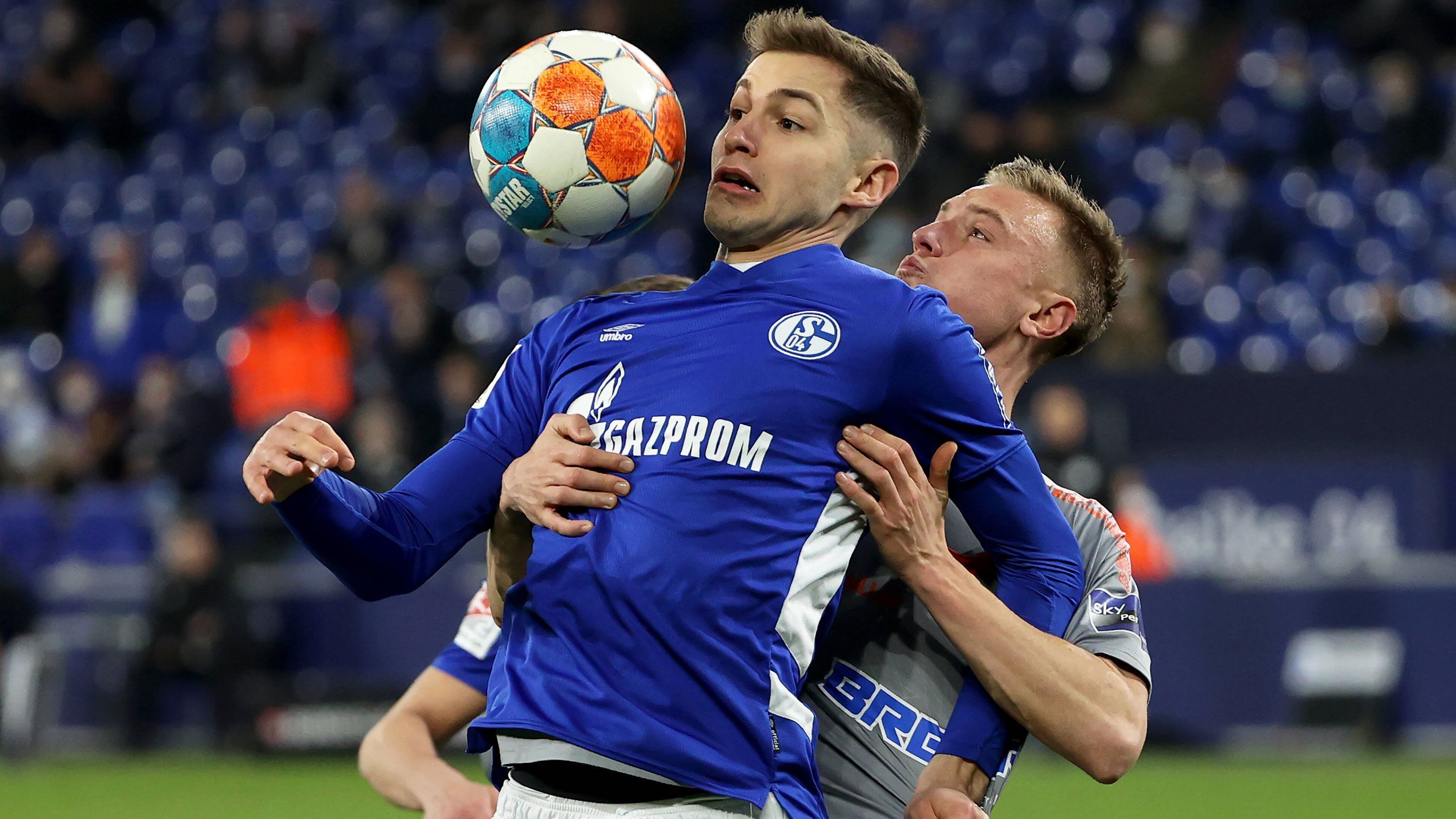 
                <strong>Marvin Pieringer</strong><br>
                Angreifer Marvin Pieringer, 2021/22 von Freiburg an Schalke ausgeliehen, bleibt dem Bundesliga-Aufsteiger bis 2024 erhalten. "Schalke ist Fußball pur und ich bin überzeugt davon, dass ich in diesem Umfeld die beste Entwicklung nehmen kann", begründet der 22-Jährige auf der Vereinswebsite seine Entscheidung. Über die Höhe der Ablöse für den Stürmer, der in der abgelaufenen Zweitliga-Saison vier Scorerpunkte beisteuerte, ist nichts bekannt.
              