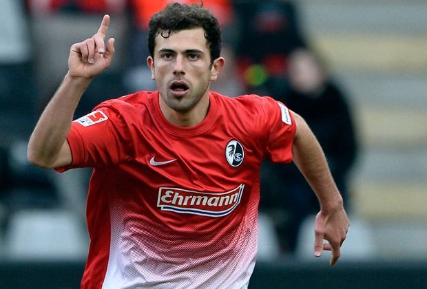 
                <strong>TOP: Admir Mehmedi</strong><br>
                Der Freiburger Aufschwung ist eng mit dem Namen Admir Mehmedi verbunden. Der Schweizer wirbelt die Bremer Abwehr beim 3:1-Heimerfolg kräftig durcheinander. Nach dem Seitenwechsel legt er das 2:0 mustergültig auf und erzielt das dritte Tor der Breisgauer wenig später selbst.
              