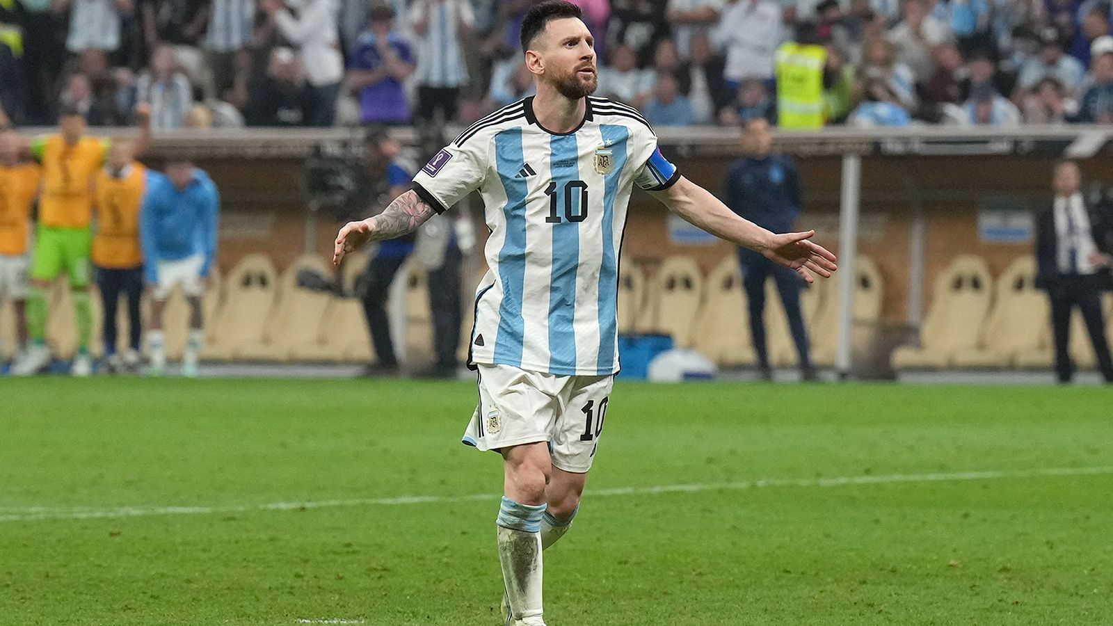 
                <strong>Kategorie Weltfußballer: Lionel Messi</strong><br>
                Der Argentinier Lionel Messi wurde zum siebten Mal zum Weltfußballer gekürt. Der 35-Jährige führte mit sieben Toren in der WM die Argentinier zum Titel. In der noch laufenden Saison absolvierte er für PSG 28 Pflichtspiele, in denen er 17 Tore und 16 Vorlagen beisteuerte.
              