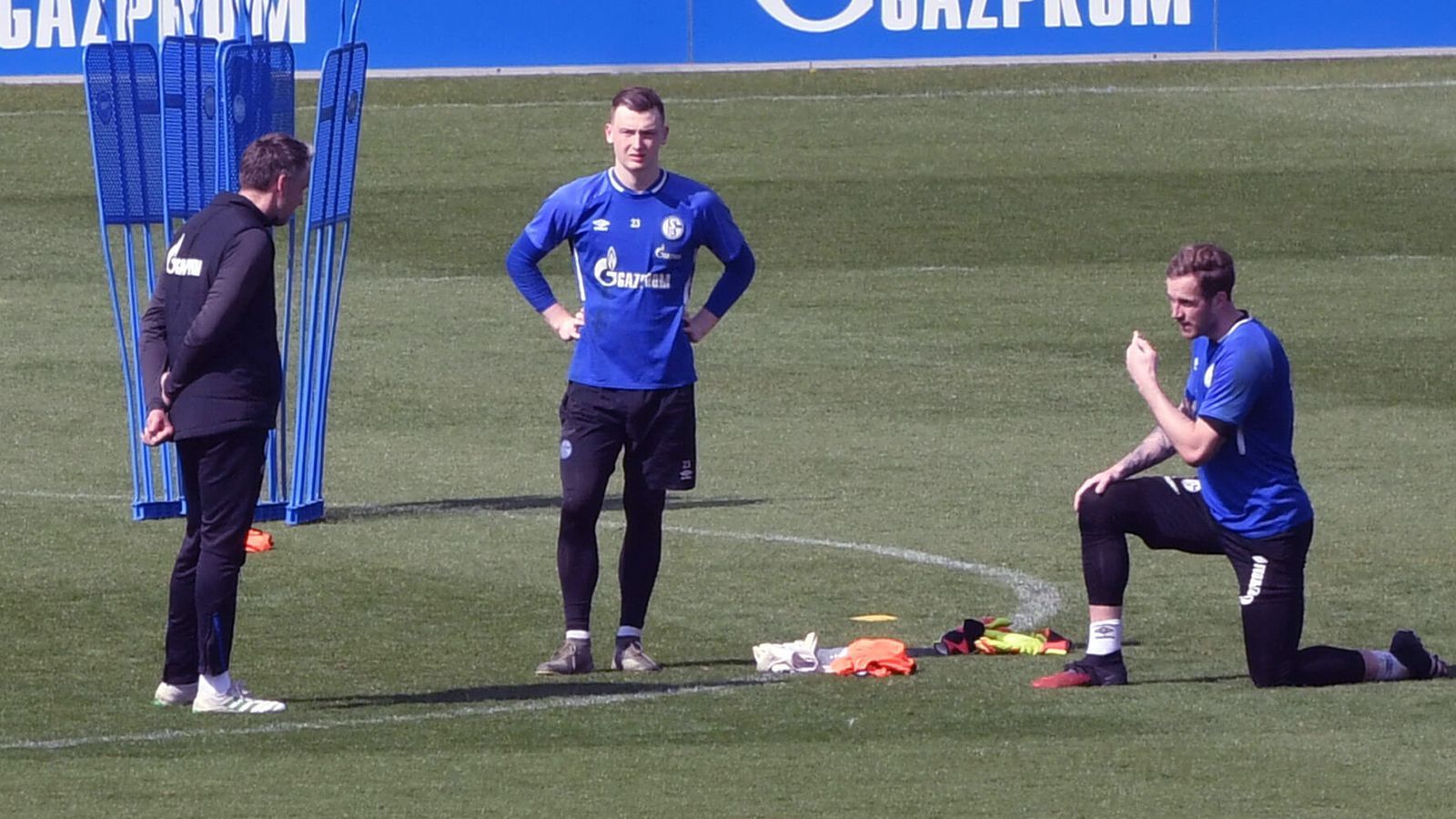 
                <strong>FC Schalke 04</strong><br>
                Alexander Nübel ist weg, sein Nachfolger aber noch nicht da. Die Schalker, die schon seit einigen Monaten vom Abgang des bisherigen Stammtorhüters in Richtung FC Bayern Bescheid wussten, sollen vor einer Verpflichtung von Alexander Schwolow stehen. Laut Medienberichten soll es zwischen dem 28-Jährigen und den Gelsenkirchenern auch schon eine Einigung geben, nun gehe es nur noch um die Ablösesumme. Weitere Kandidaten sind Sven Ulreich, der US-Amerikaner Zack Steffen (Manchester City, zuletzt nach Düsseldorf ausgeliehen) sowie Mark Flekken (Freiburg). Wer aber auch immer zu den Königsblauen kommt, er könnte ein vereinsinternes Torhüter-Domino auslösen. Der von einer Leihe von Norwich zurückgekehrte Ralf Fährmann (re.) kündigte zuletzt deutlich an, sich nicht ein weiteres Mal verleihen lassen zu wollen, sondern zurück ins S04-Tor zu drängen oder verkauft werden. Auch Markus Schubert hat laut Medienberichten wenig Lust, sich hinter einem Neuzugang auf der Bank zu setzen, denkt stattdessen wohl an eine Leihe.
              