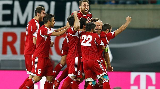 
                <strong>11. Oktober 2015: Deutschland - Georgien 2:1</strong><br>
                11. Oktober 2015: Deutschland - Georgien 2:1. Es kam zum finalen Showdown und die deutsche Mannschaft machte es bis zum Abpfiff spannend. Nach vielen vergebenen Chancen in der ersten Hälfte traf Thomas Müller per Elfmeter zur Führung. Doch der Jubel währte nicht lange. 
              