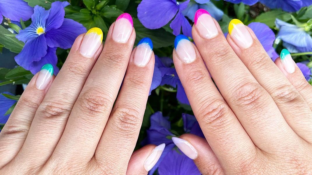 Mut zur Farbe! Von Rainbow Nails über bunte Nagelspitzen – inspiriert euch von den schönsten Kreationen im French Naildesign.