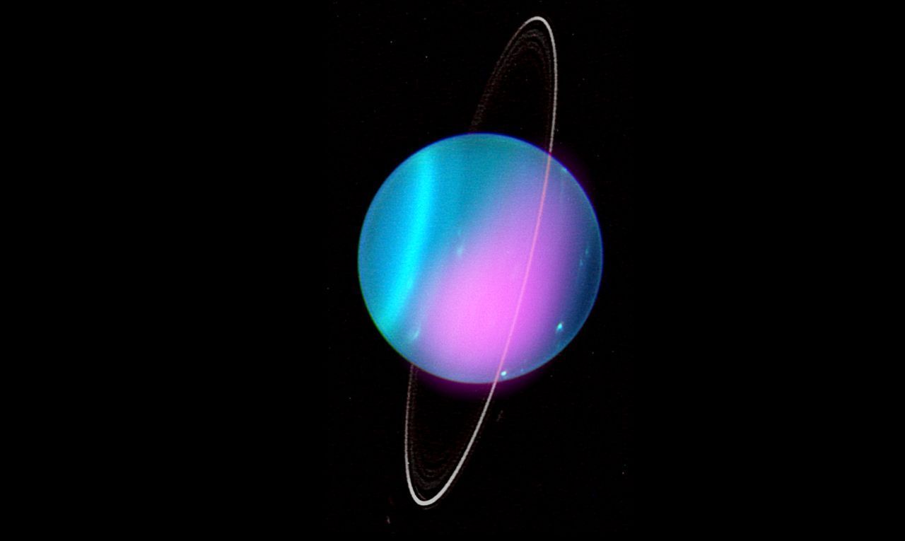 Die Überraschung war groß, als Astronom:innen erst 1977 entdeckten, dass auch Uranus mehr als ein Dutzend Ringe aus Staub und Gesteinsbrocken umkreisen. Sie sind aber deutlich schwächer ausgeprägt als die des Saturn. Die Ringe - hier als zusammengesetzte Aufnahme des Chandra Weltraum-Röntgenteleskops und des Keck-I Teleskops - sind viel später als Uranus entstanden. Mutmaßlich sind sie die Überreste von Monden, die vor ein pa