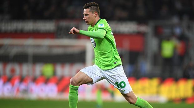 
                <strong>Julian Draxler</strong><br>
                Julian Draxler wollte schon vor der Saison weg und träumte von Paris St. Germain - sehr zum Ärger der Wölfe. Die Vereinsoberen sprachen ein Machtwort, Draxler musste bleiben. Und was hat es bis dato gebracht? Nicht viel. Draxler wirkte lustlos und frustriert. Zwar schloss VfL-Geschäftsführer Klaus Allofs einem Winter-Wechsel zuletzt aus. Doch laut "Bild" soll Draxler vor dem Absprung stehen. PSG soll immer noch an einer Verpflichtung des Weltmeisters interessiert sein.
              